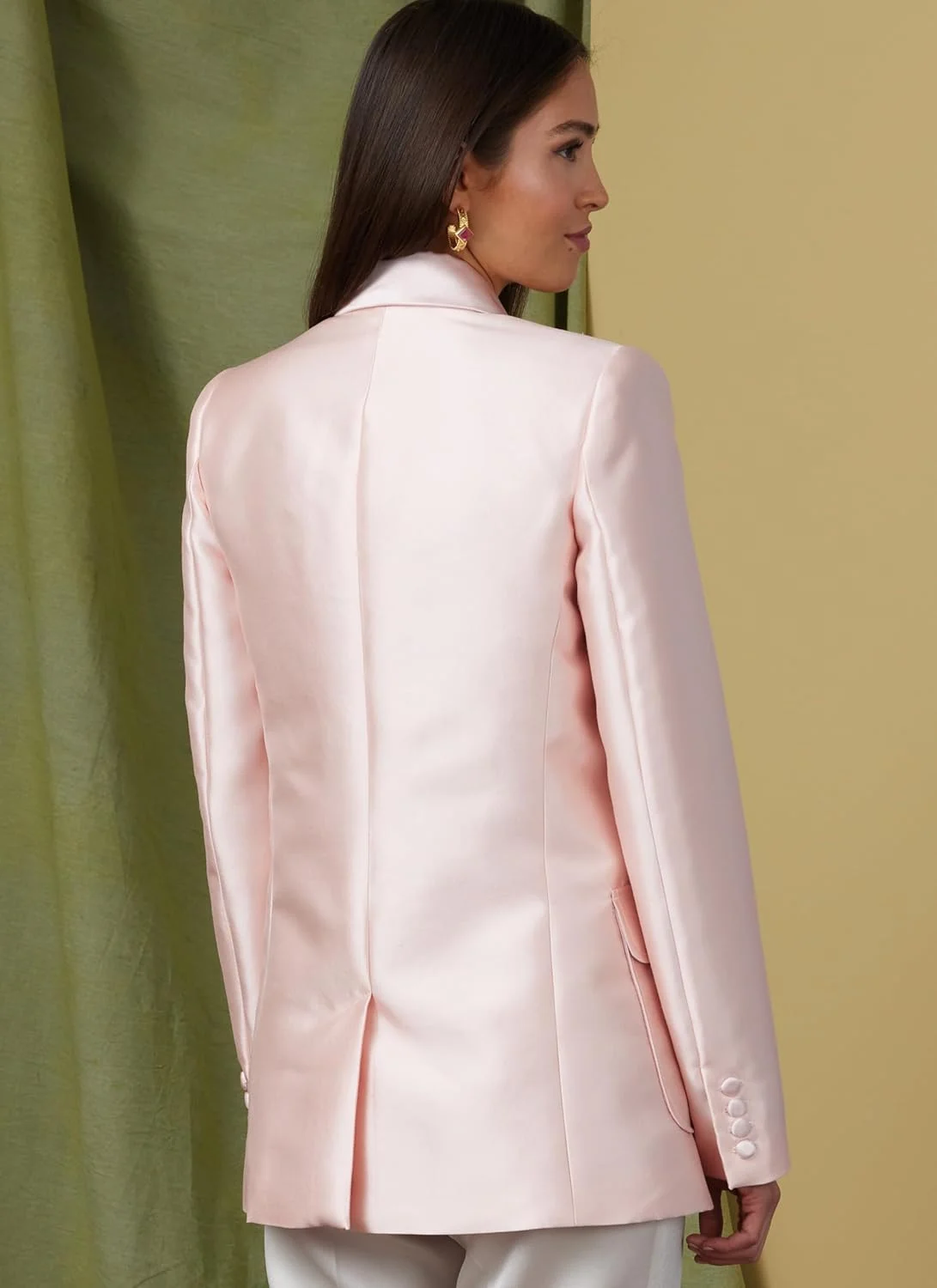 الگوهای Vogue - کیت دوخت ژاکت دکمه دوبل زنانه، کد طراحی V1927، سایزهای 18-20-22-24-26 الگوهای Vogue - کیت دوخت ژاکت دکمه دوبل زنانه، کد طراحی V1927، سایزهای 18-20-22-24-26