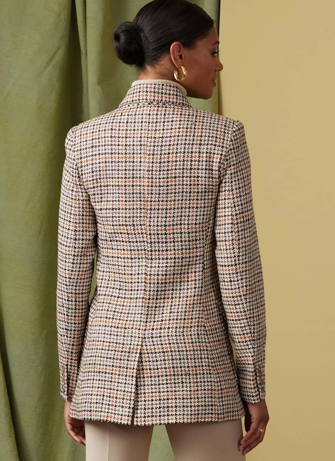 الگوهای Vogue - کیت دوخت ژاکت دکمه دوبل زنانه، کد طراحی V1927، سایزهای 18-20-22-24-26 الگوهای Vogue - کیت دوخت ژاکت دکمه دوبل زنانه، کد طراحی V1927، سایزهای 18-20-22-24-26