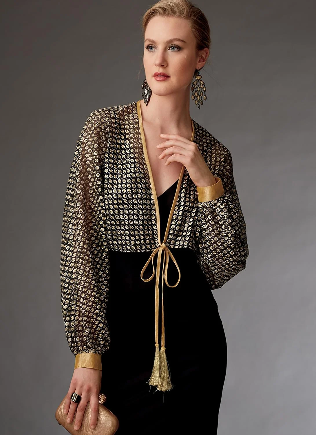 الگوهای Vogue 9276 OS، شال و شنل زنانه، سایزهای S-XL، کاغذی، چند رنگ، 15 x 0.5 x 22 سانتی متر الگوهای Vogue 9276 OS، شال و شنل زنانه، سایزهای S-XL، کاغذی، چند رنگ، 15 x 0.5 x 22 سانتی متر