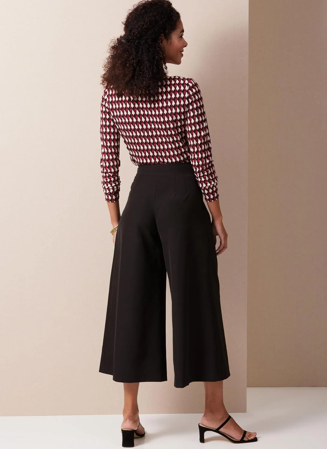 الگوی خیاطی شلوار پاچه گشاد کوتاه زنانه Butterick توسط Palmer/Pletsch، کد طراحی B6973 (بسته 1 عددی) الگوی خیاطی شلوار پاچه گشاد کوتاه زنانه Butterick توسط Palmer/Pletsch، کد طراحی B6973 (بسته 1 عددی)