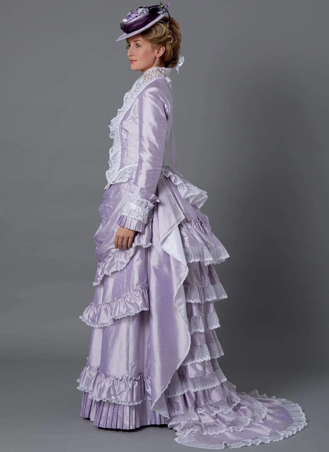 الگوهای خیاطی لباس زنانه تاریخی Butterick B6692E5 شامل کت و دامن، سایزهای 44 تا 52 الگوهای خیاطی لباس زنانه تاریخی Butterick B6692E5 شامل کت و دامن، سایزهای 44 تا 52
