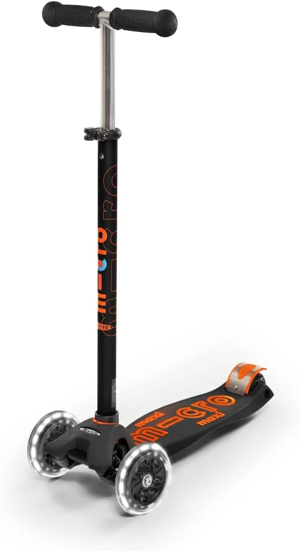 میکرو کیکبورد - Maxi Deluxe LED - اسکوتر سه چرخ میکرو با طراحی سوئیسی برای کودکان با فرمان متمایل به پهلو و چرخ‌های روشن‌شونده فعال با حرکت برای سنین 5-12 سال