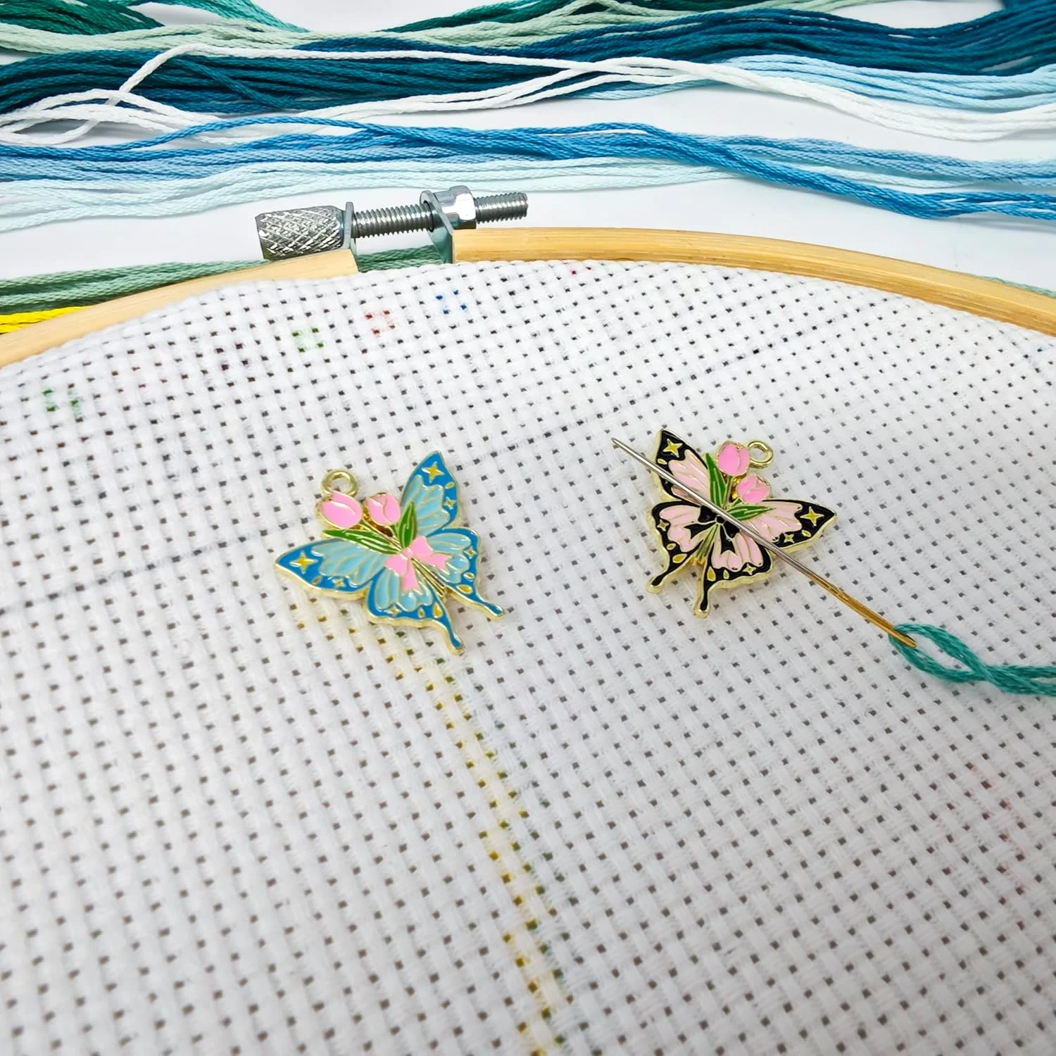 ست نگهدارنده سوزن طرح پروانه ظریف ماگوشیون - صورتی و آبی (2 عددی)، نگهدارنده مغناطیسی برای سوزن های گلدوزی و کوک زدن - سوزن های خود را ایمن نگه دارید