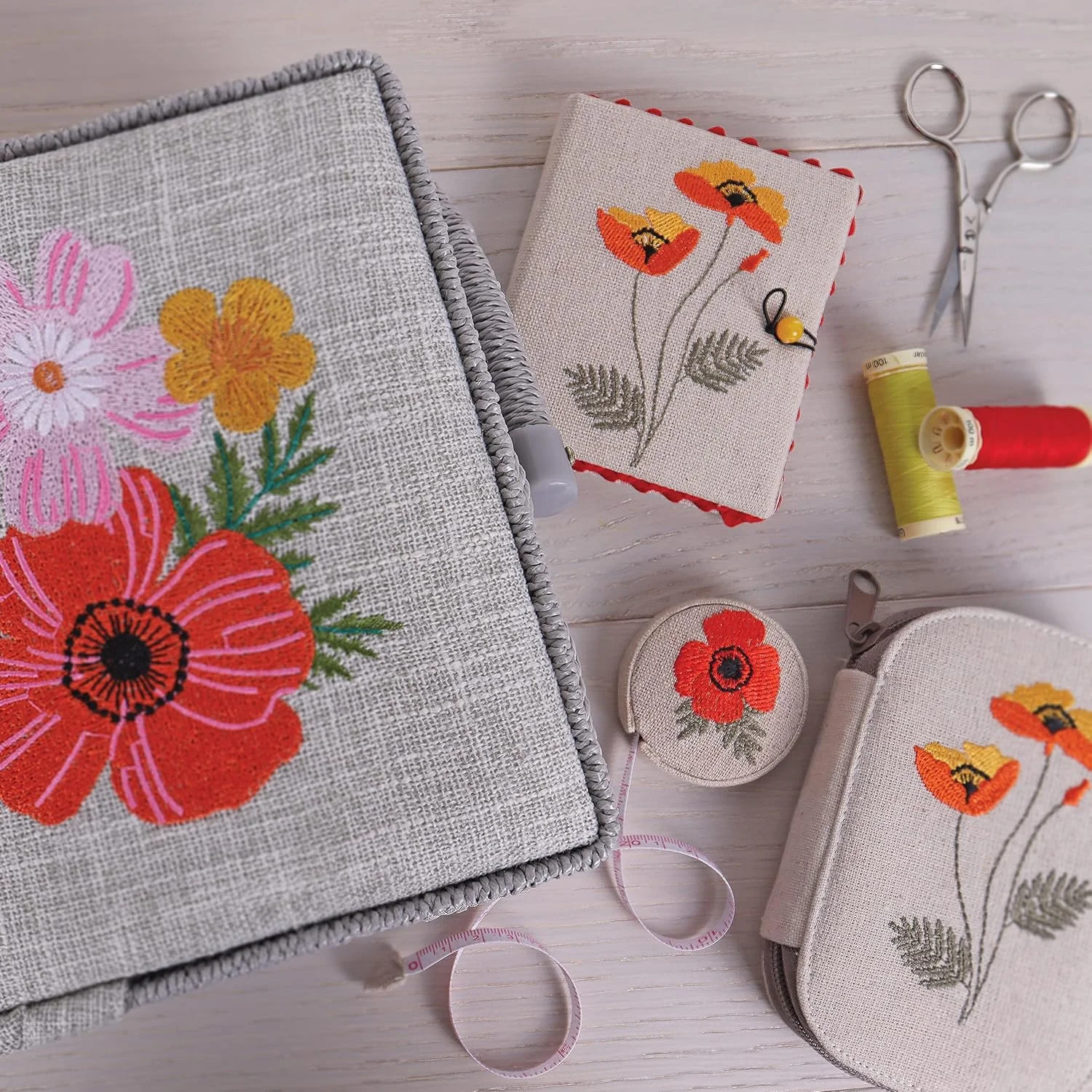 جای سوزن گلدوزی شده Hobby Gift طرح گلهای وحشی، همراه با 5 سوزن، 4 سنجاق قفلی و 3 سوزن ته گرد پلاستیکی جای سوزن گلدوزی شده Hobby Gift طرح گلهای وحشی، همراه با 5 سوزن، 4 سنجاق قفلی و 3 سوزن ته گرد پلاستیکی
