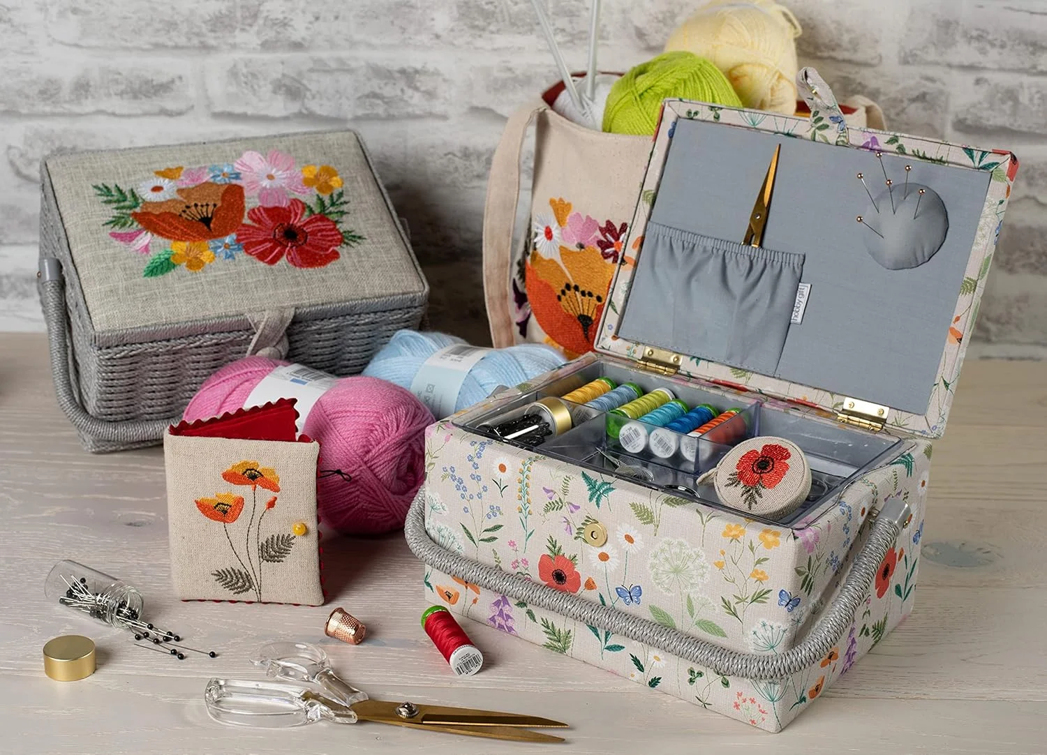 جای سوزن گلدوزی شده Hobby Gift طرح گلهای وحشی، همراه با 5 سوزن، 4 سنجاق قفلی و 3 سوزن ته گرد پلاستیکی جای سوزن گلدوزی شده Hobby Gift طرح گلهای وحشی، همراه با 5 سوزن، 4 سنجاق قفلی و 3 سوزن ته گرد پلاستیکی