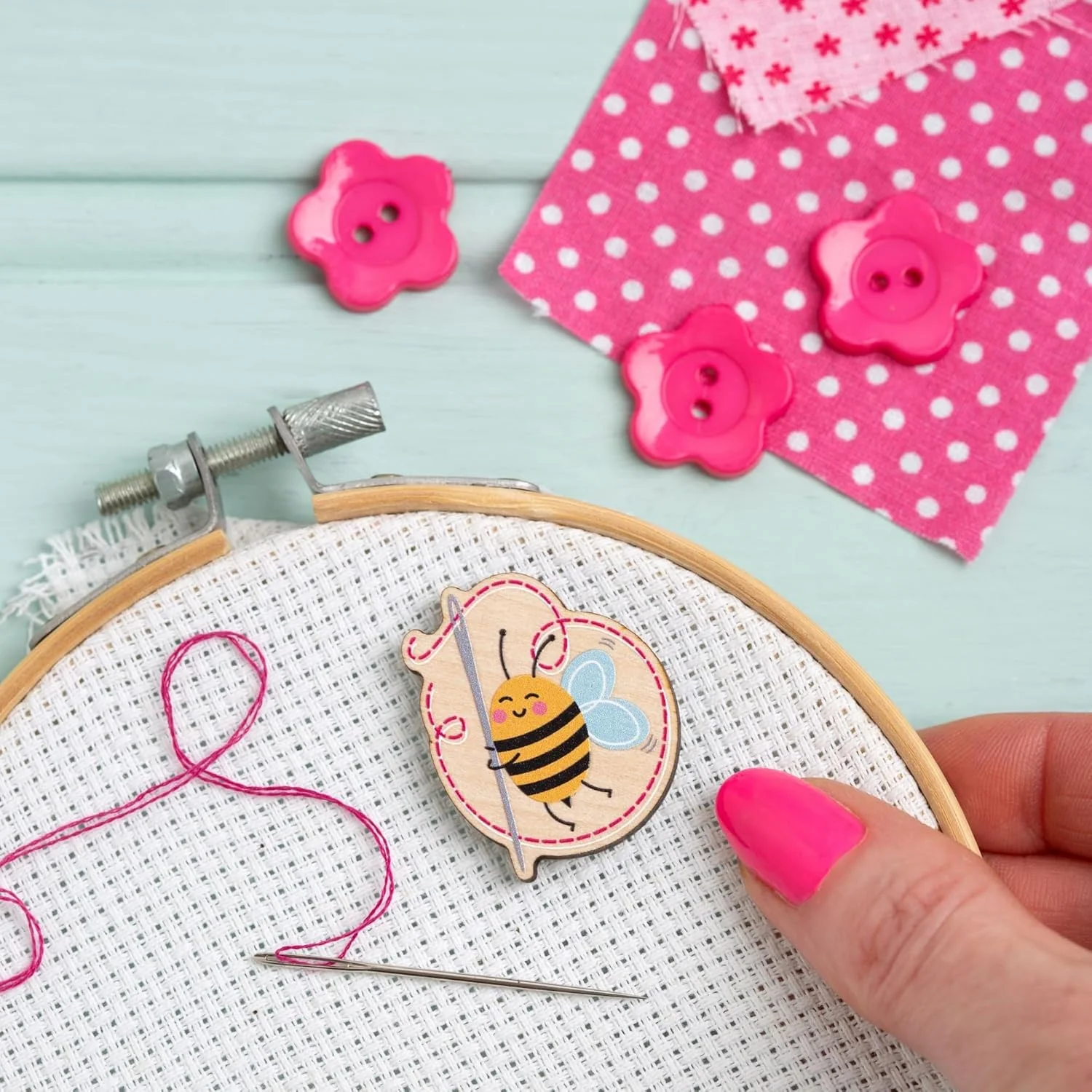 نگهدارنده سوزن زنبور خیاطی دست ساز هاثورن برای گلدوزی، خیاطی و لوازم جانبی سوزن دوزی. نگهدارنده سوزن مغناطیسی، نگهدارنده سوزن مغناطیسی برای نگه داشتن سوزن ها - طرح زنبور خیاطی.