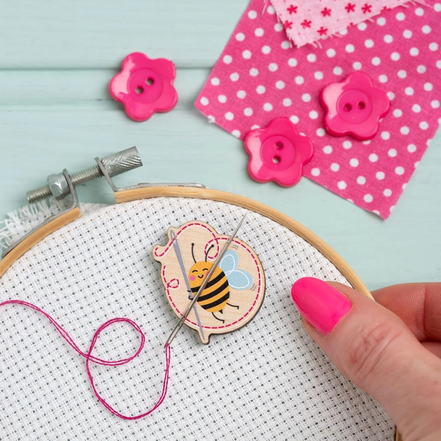 نگهدارنده سوزن زنبور خیاطی دست ساز هاثورن برای گلدوزی، خیاطی و لوازم جانبی سوزن دوزی. نگهدارنده سوزن مغناطیسی، نگهدارنده سوزن مغناطیسی برای نگه داشتن سوزن ها - طرح زنبور خیاطی. نگهدارنده سوزن زنبور خیاطی دست ساز هاثورن برای گلدوزی، خیاطی و لوازم جانبی سوزن دوزی. نگهدارنده سوزن مغناطیسی، نگهدارنده سوزن مغناطیسی برای نگه داشتن سوزن ها - طرح زنبور خیاطی.