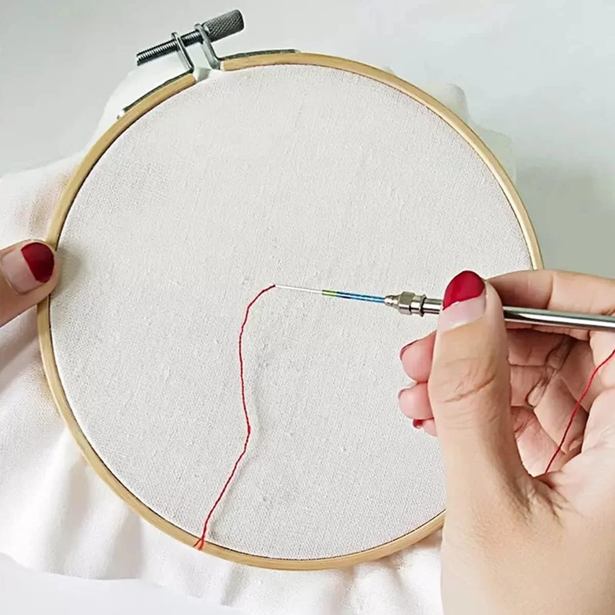 ست سوزن پانچ شماره 1 گلدوزی Embroiderymaterial با دسته فلزی و قلم جادویی نخکن برای گلدوزی فرش، نمدسازی و کار پوکر به سبک روسیه ست سوزن پانچ شماره 1 گلدوزی Embroiderymaterial با دسته فلزی و قلم جادویی نخکن برای گلدوزی فرش، نمدسازی و کار پوکر به سبک روسیه