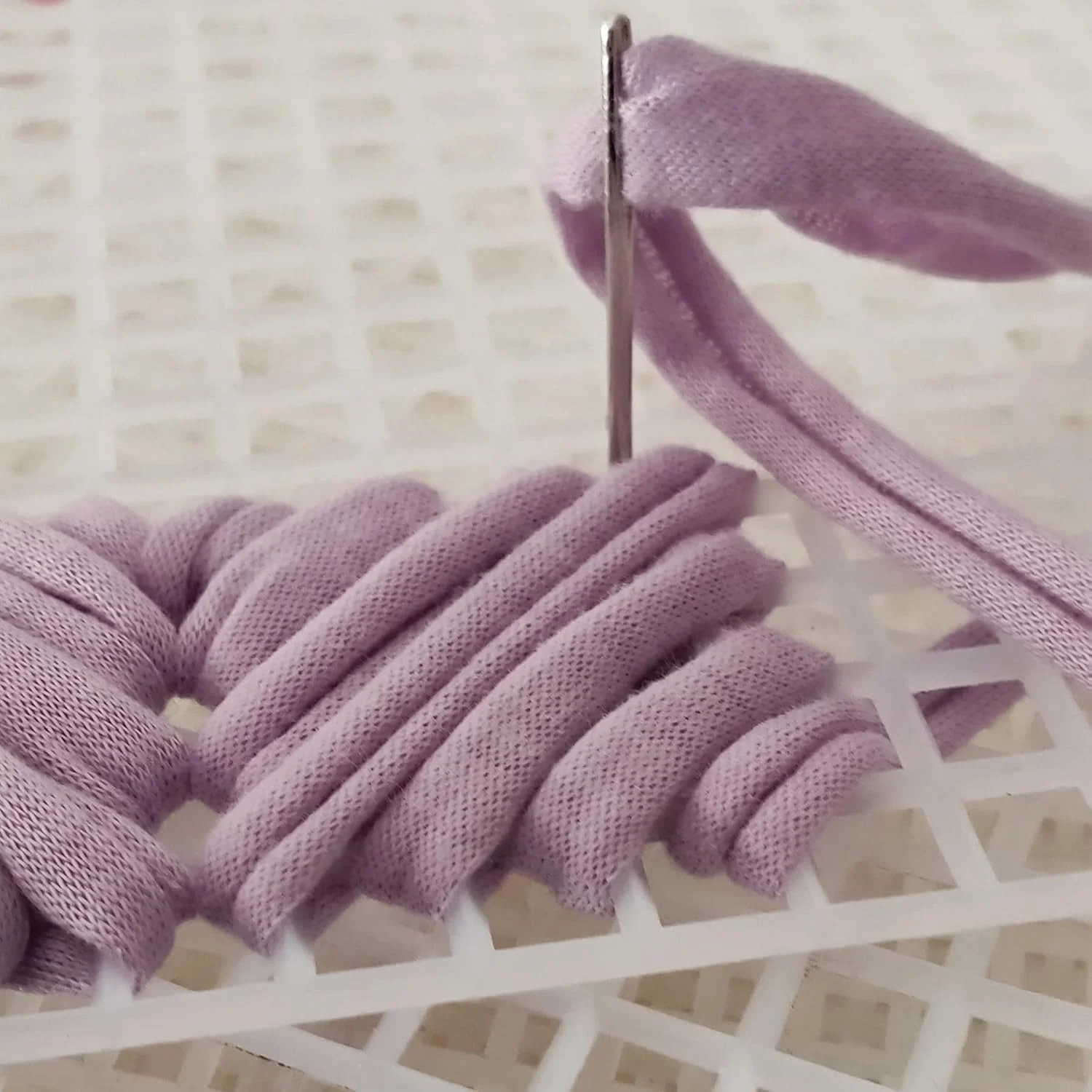 بسته 5 عددی بوم پلاستیکی مشبک سفید سیمان با 4 سوزن پلاستیکی برای پروژه های صنایع دستی و خیاطی با کودکان، گلدوزی، نخ گلدوزی، بافندگی، پروژه های قلاب بافی (5 قطعه 50 × 33 سانتی متر)