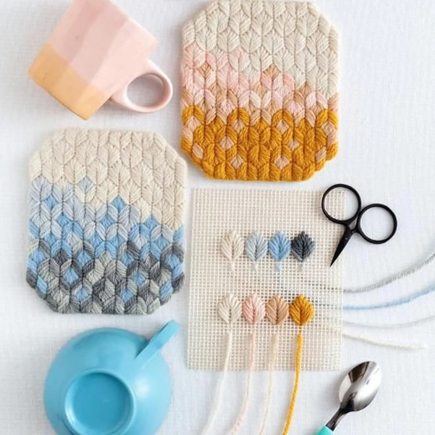 بسته 5 عددی بوم پلاستیکی مشبک سفید سیمان با 4 سوزن پلاستیکی برای پروژه های صنایع دستی و خیاطی با کودکان، گلدوزی، نخ گلدوزی، بافندگی، پروژه های قلاب بافی (5 قطعه 50 × 33 سانتی متر)