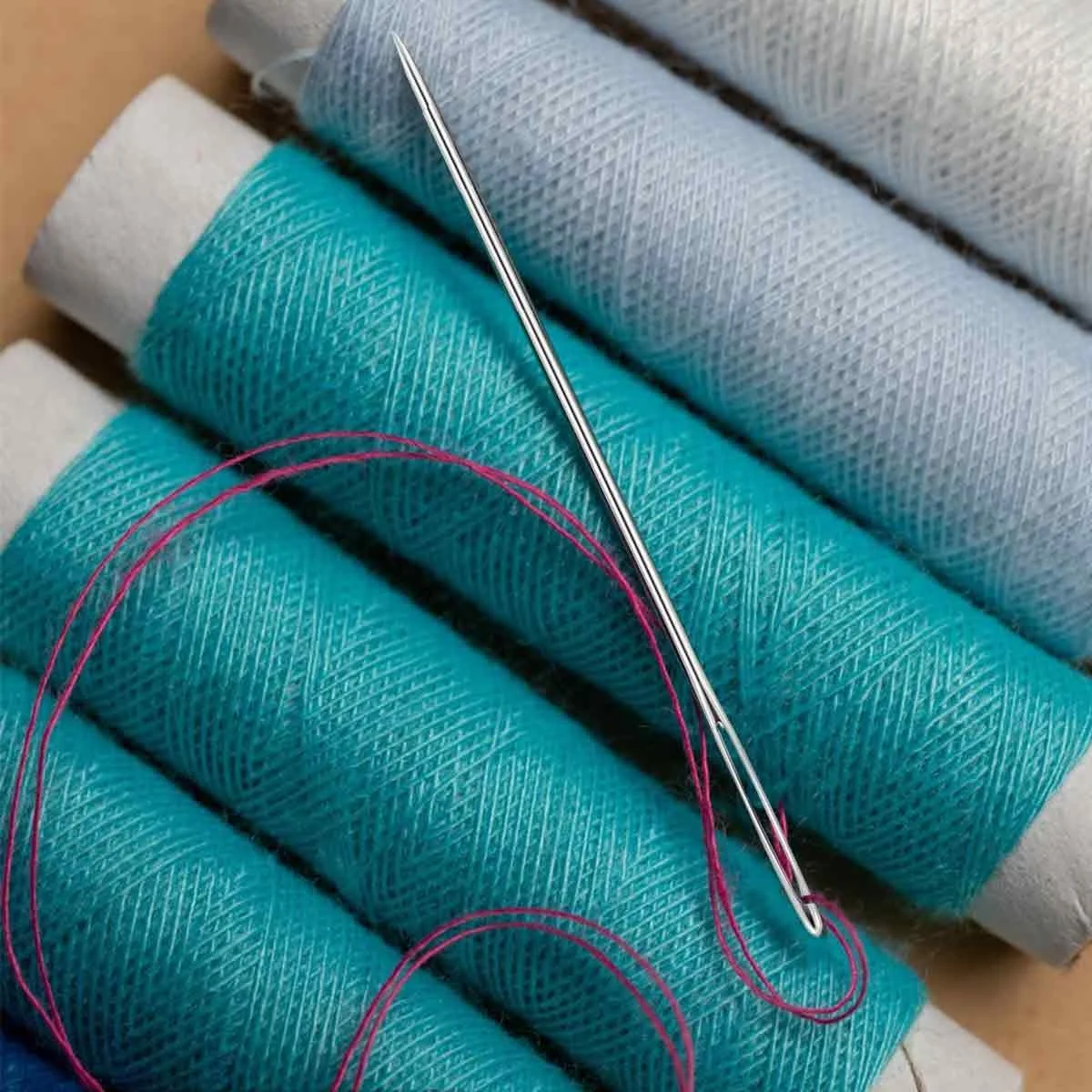 50 عدد سوزن خیاطی دستی چشم بزرگ، 5 سایز سوزن خیاطی 4.2، 4.5، 5، 5.5، 6 سانتی‌متری با 2 عدد لوله شفاف (رنگ تصادفی)