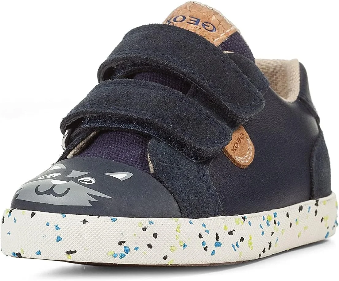 صندل پسرانه جیوکس مدل Geox Strada J4224A. بند قابل تنظیم در قسمت انگشتان پا. صندل های پسرانه اسپرت و زیبای Geox Strada از Geox. دارای رویه مصنوعی با آستر پارچه ای پلی استر و کفی چرمی بالشتک دار. دارای سه بند چسبی قابل تنظیم با جزئیات بازتابنده، دو عدد دور مچ پا و یک عدد در قسمت انگشتان پا برای محکم نگه داشتن صندل های Geox روی پا و ارائه تناسب کامل. این صندل های Geox همچنین دارای واحد زیره سوراخ دار منحصر به فرد Geox هستند که به صندل ها اجازه تنفس می دهد، به این معنی که اجازه می دهد هوای گرم و عرق کرده داخل صندل خارج شود، در حالی که از بازگشت رطوبت به پا جلوگیری می کند.