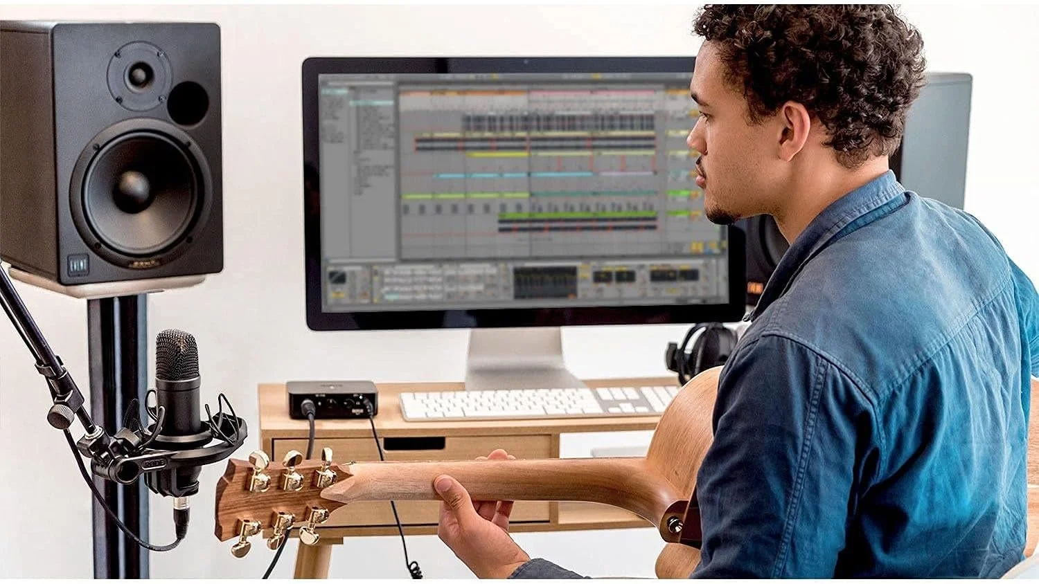 کیت استودیویی کامل Rode شامل میکروفون NT1 و کارت صدای AI-1 کیت استودیویی کامل Rode شامل میکروفون NT1 و کارت صدای AI-1