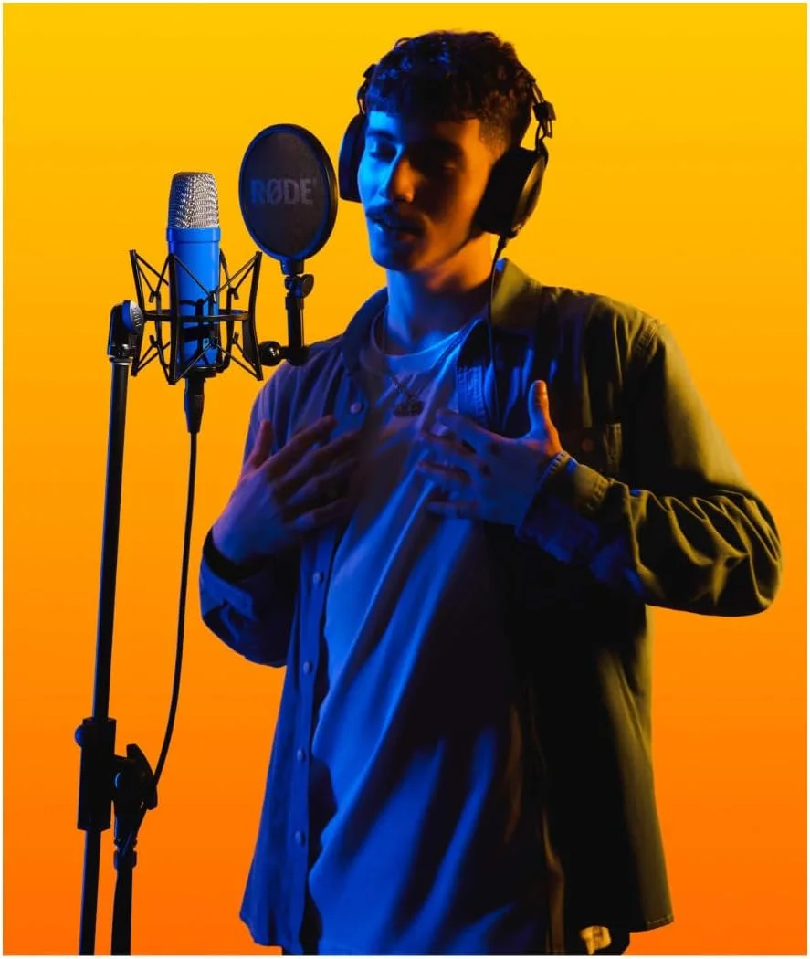 میکروفون کاندنسر دیافراگم بزرگ RØDE NT1 Signature Series با لرزهگیر، پاپ فیلتر و کابل XLR برای تولید موسیقی، ضبط وکال، استریم و پادکست (کبالت) میکروفون کاندنسر دیافراگم بزرگ RØDE NT1 Signature Series با لرزهگیر، پاپ فیلتر و کابل XLR برای تولید موسیقی، ضبط وکال، استریم و پادکست (کبالت)