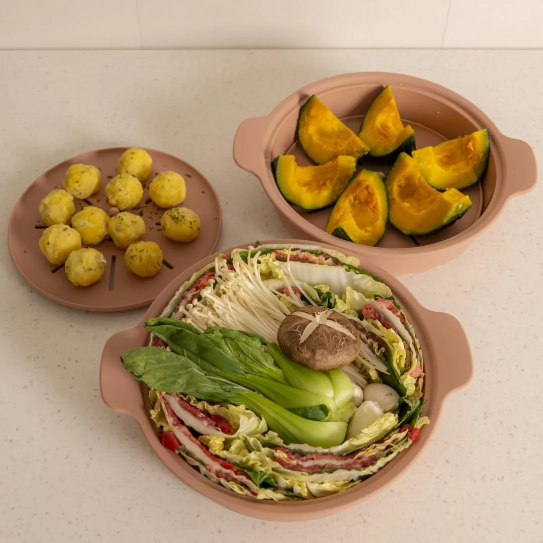 بخارپز سیلیکونی مایکروویو AGUARD برای غذای کودک، ساخت کره، ایمن برای فر و ماشین ظرفشویی تا دمای 250 درجه سانتیگراد، تمیز کردن آسان، قابلمه مایکروویو با دسته و درب، کاسه بخارپز 100% مواد غذایی (کرم بروله، 850 میلی لیتر)