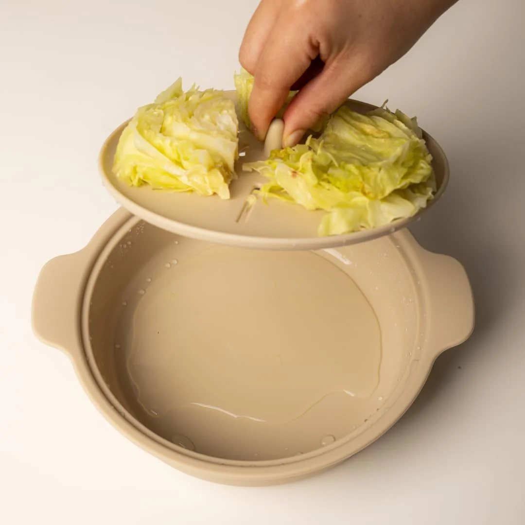 بخارپز سیلیکونی مایکروویو AGUARD برای غذای کودک، ساخت کره، ایمن برای فر و ماشین ظرفشویی تا دمای 250 درجه سانتیگراد، تمیز کردن آسان، قابلمه مایکروویو با دسته و درب، کاسه بخارپز 100% مواد غذایی (کرم بروله، 850 میلی لیتر)