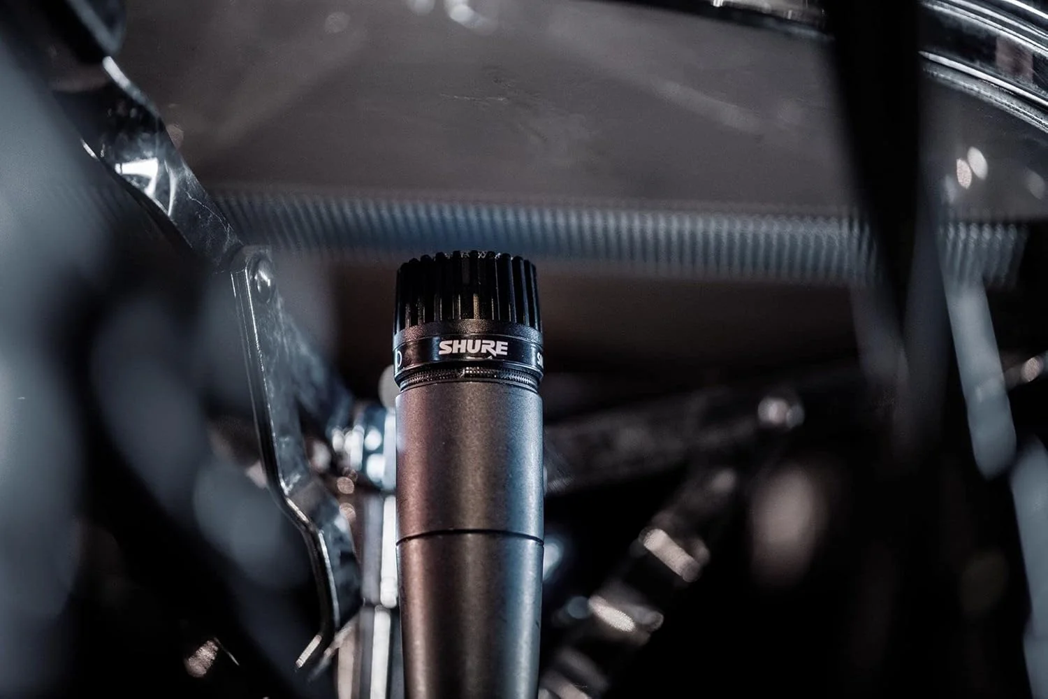 میکروفون ساز Shure SM57، دینامیک، کاردیود، آماده استودیو، برای اجرای زنده ساز و ضبط صدای حرفه ای، مشکی