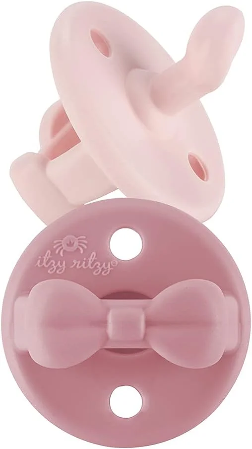 پستانک ارتودنسی سیلیکونی Itzy Ritzy Sweetie Soother با دسته تاشو و دو سوراخ هوا برای ایمنی بیشتر، ست 2 عددی در رنگ های Ballet Slipper و Primrose برای سنین 0-6 ماه