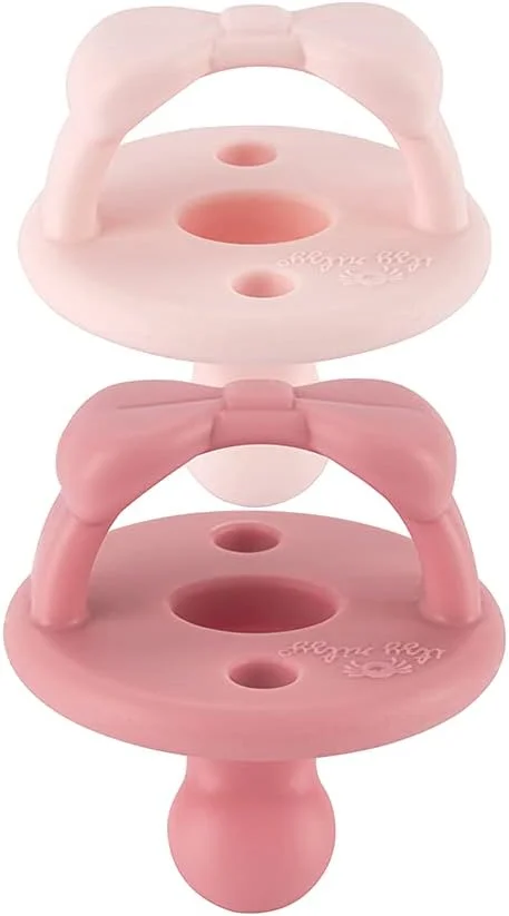 پستانک ارتودنسی سیلیکونی Itzy Ritzy Sweetie Soother با دسته تاشو و دو سوراخ هوا برای ایمنی بیشتر، ست 2 عددی در رنگ های Ballet Slipper و Primrose برای سنین 0-6 ماه