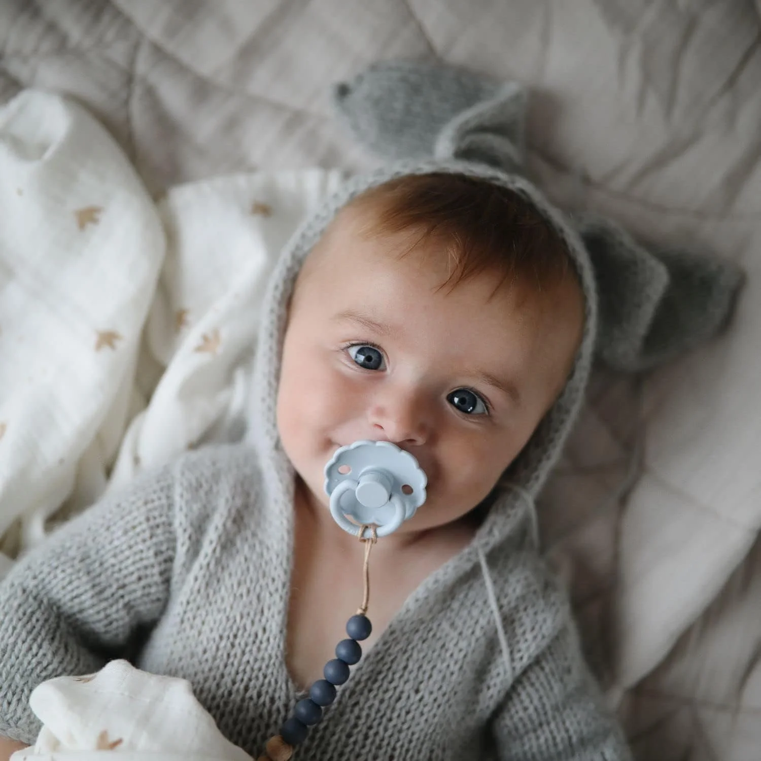 پستانک سیلیکونی نوزاد FRIGG مدل Daisy مناسب 6 تا 18 ماهگی | پستانک های آرامش بخش با سیستم Click-Lock | بسته 2 عددی | فاقد BPA، لوازم نوزاد تازه متولد شده - Lily Pad/Rose Gold