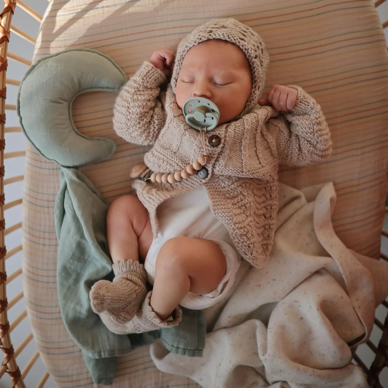 پستانک لاتکس FRIGG مدل Moon Phase | بسته 2 عددی | پستانک لاستیکی طبیعی Moon | سر پستانکی گیلاسی شکل | فاقد BPA | ساخت دانمارک | پستانک لاتکس | آبی پودری/طوسی - سایز 2 (6-18 ماه) پستانک لاتکس FRIGG مدل Moon Phase | بسته 2 عددی | پستانک لاستیکی طبیعی Moon | سر پستانکی گیلاسی شکل | فاقد BPA | ساخت دانمارک | پستانک لاتکس | آبی پودری/طوسی - سایز 2 (6-18 ماه)