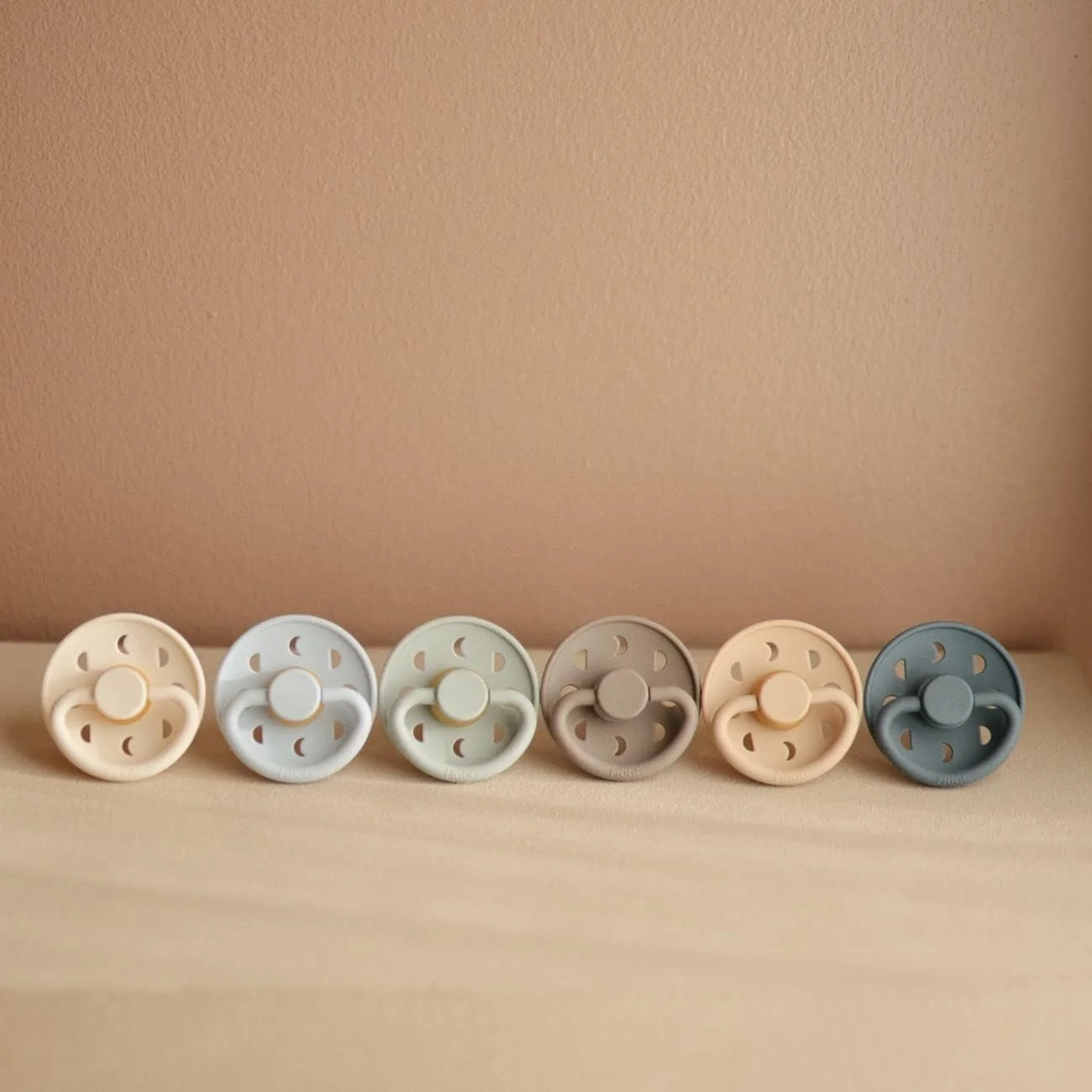 پستانک لاتکس کودک فریگ مدل Moon Phase مناسب 0-6 ماه | 1 عدد | سر گرد از جنس لاستیک طبیعی با محافظ پلاستیکی پلی پروپیلن | ساخت دانمارک - کرم