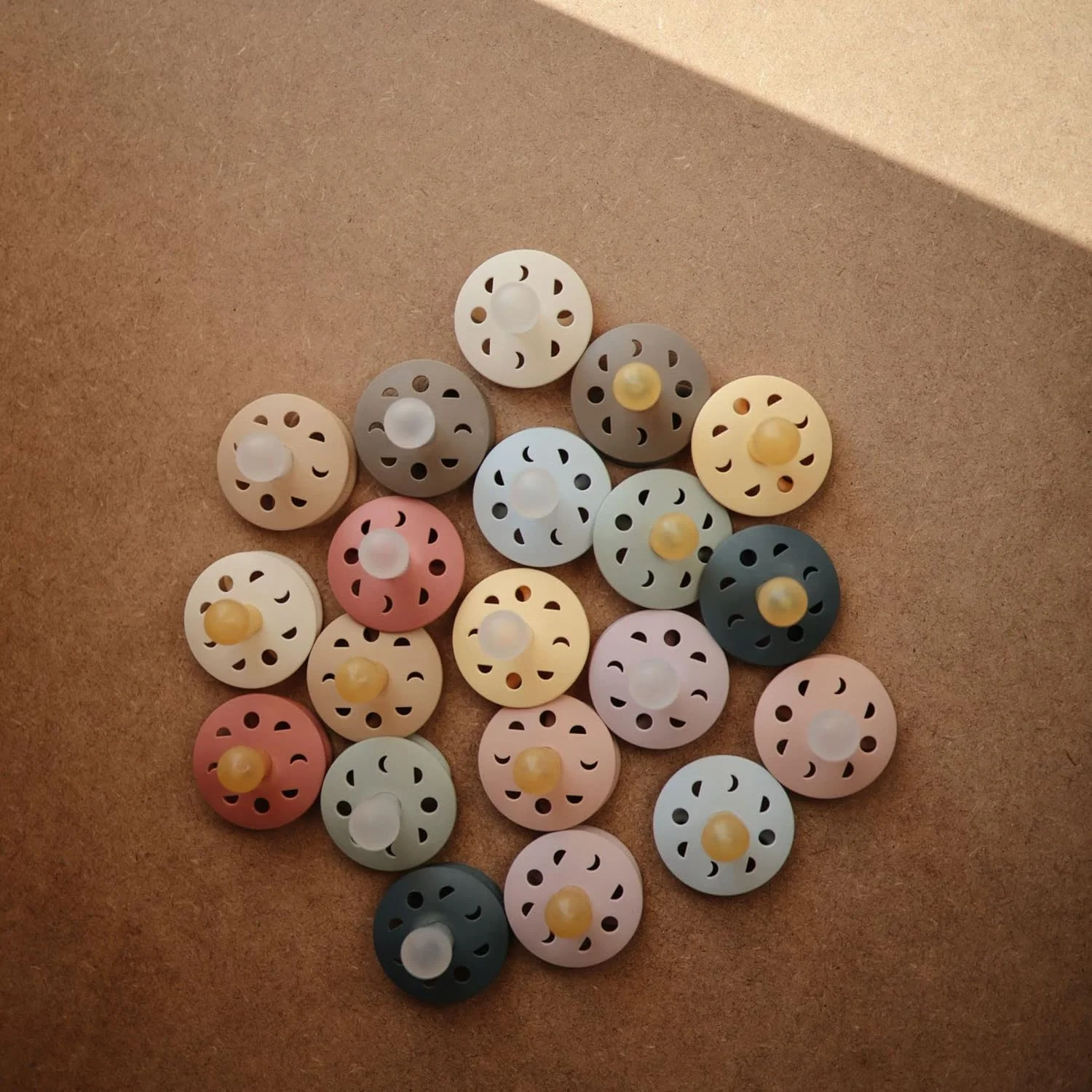 پستانک لاتکس FRIGG مدل Moon Phase | بسته 2 عددی | پستانک لاستیکی طبیعی Moon | سر پستانکی گیلاسی شکل | فاقد BPA | ساخت دانمارک | پستانک لاتکس | آبی پودری/طوسی - سایز 2 (6-18 ماه) پستانک لاتکس FRIGG مدل Moon Phase | بسته 2 عددی | پستانک لاستیکی طبیعی Moon | سر پستانکی گیلاسی شکل | فاقد BPA | ساخت دانمارک | پستانک لاتکس | آبی پودری/طوسی - سایز 2 (6-18 ماه)