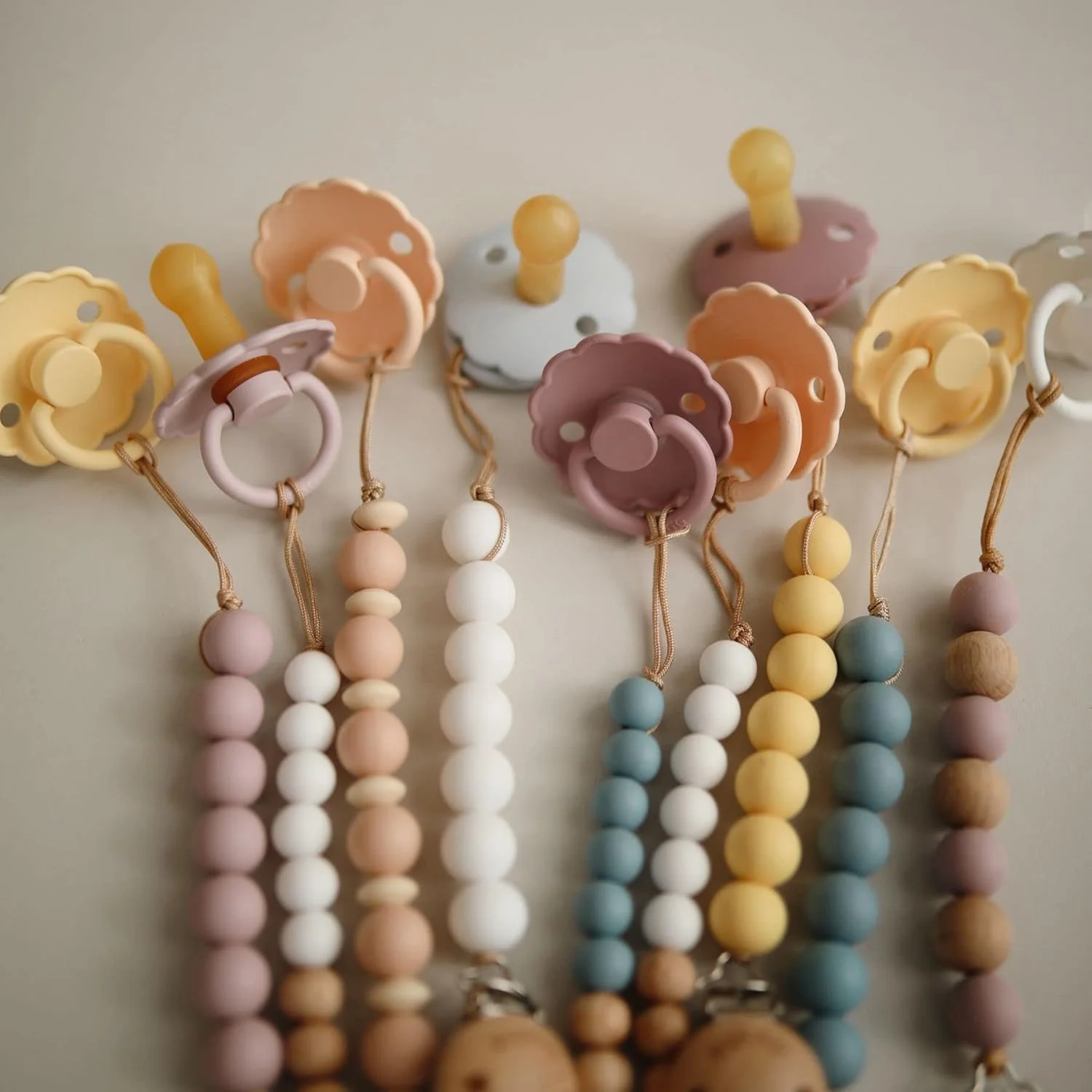 پستانک لاتکس FRIGG طرح گل آفتابگردان | بسته 2 عددی | پستانک لاستیکی طبیعی طرح گل آفتابگردان | سرپستانک متقارن به شکل گیلاس | فاقد BPA | ساخت دانمارک | پستانک لاتکس | صورتی پاستیلی/یاسی ملایم - سایز 2 (6-18 ماه) پستانک لاتکس FRIGG طرح گل آفتابگردان | بسته 2 عددی | پستانک لاستیکی طبیعی طرح گل آفتابگردان | سرپستانک متقارن به شکل گیلاس | فاقد BPA | ساخت دانمارک | پستانک لاتکس | صورتی پاستیلی/یاسی ملایم - سایز 2 (6-18 ماه)