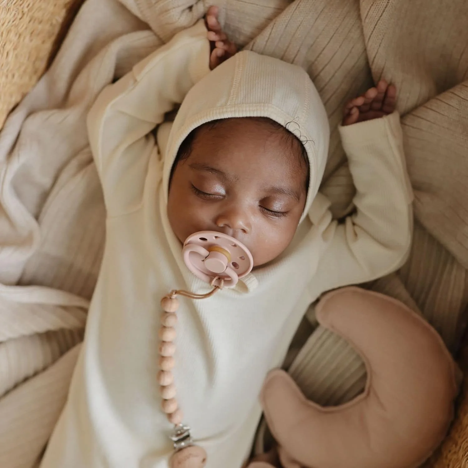 پستانک لاتکس FRIGG مدل Moon Phase | بسته 2 عددی | پستانک لاستیکی طبیعی Moon | سر پستانکی گیلاسی شکل | فاقد BPA | ساخت دانمارک | پستانک لاتکس | آبی پودری/طوسی - سایز 2 (6-18 ماه) پستانک لاتکس FRIGG مدل Moon Phase | بسته 2 عددی | پستانک لاستیکی طبیعی Moon | سر پستانکی گیلاسی شکل | فاقد BPA | ساخت دانمارک | پستانک لاتکس | آبی پودری/طوسی - سایز 2 (6-18 ماه)