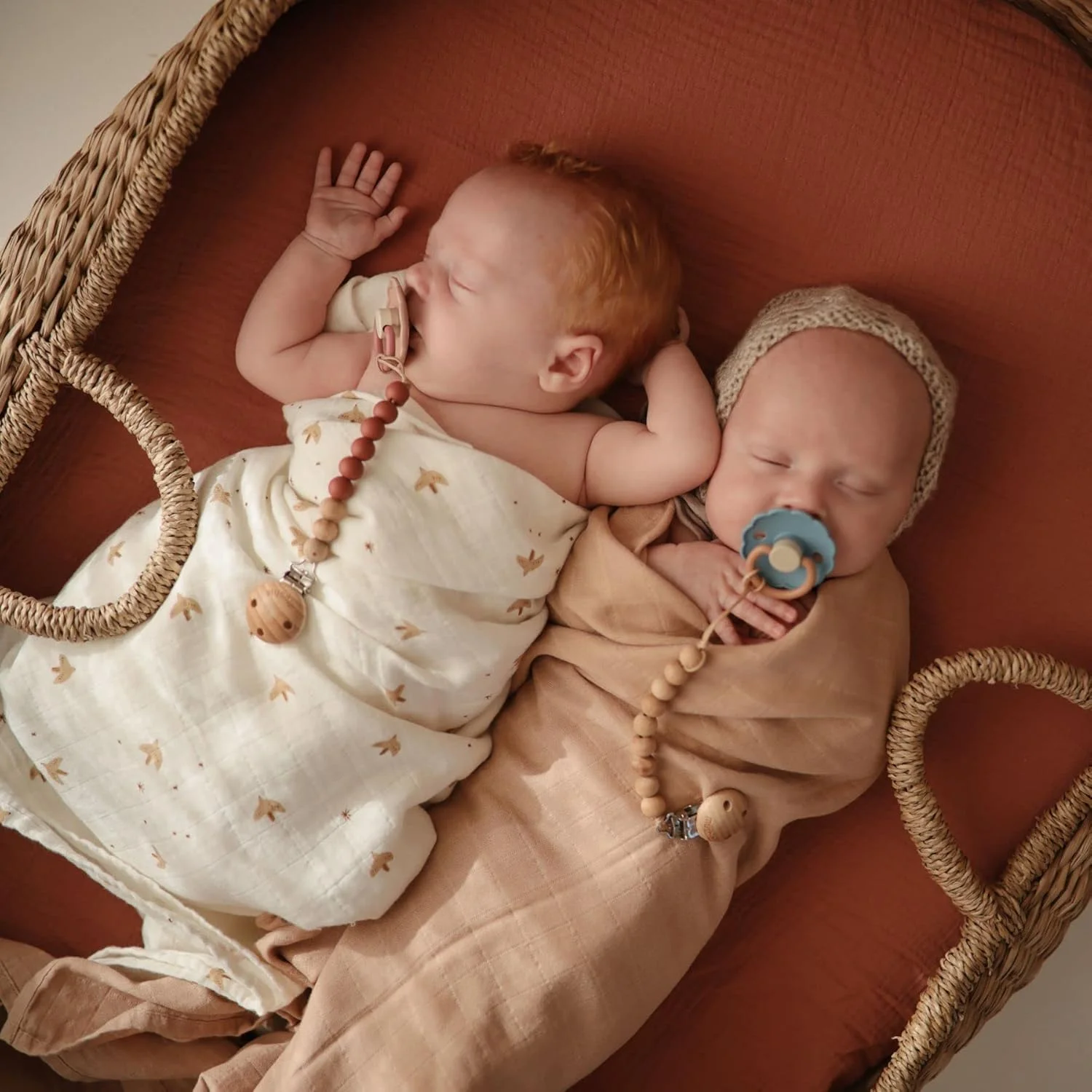 پستانک لاتکس FRIGG طرح گل آفتابگردان | بسته 2 عددی | پستانک لاستیکی طبیعی طرح گل آفتابگردان | سرپستانک متقارن به شکل گیلاس | فاقد BPA | ساخت دانمارک | پستانک لاتکس | صورتی پاستیلی/یاسی ملایم - سایز 2 (6-18 ماه) پستانک لاتکس FRIGG طرح گل آفتابگردان | بسته 2 عددی | پستانک لاستیکی طبیعی طرح گل آفتابگردان | سرپستانک متقارن به شکل گیلاس | فاقد BPA | ساخت دانمارک | پستانک لاتکس | صورتی پاستیلی/یاسی ملایم - سایز 2 (6-18 ماه)