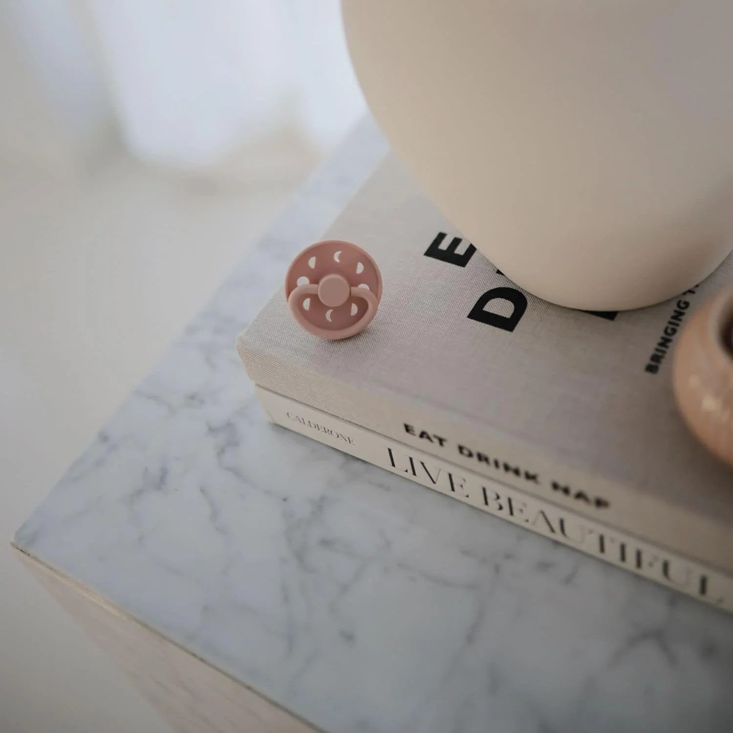 پستانک لاتکس FRIGG مدل Moon Phase | بسته 2 عددی | پستانک لاستیکی طبیعی Moon | سر پستانکی گیلاسی شکل | فاقد BPA | ساخت دانمارک | پستانک لاتکس | آبی پودری/طوسی - سایز 2 (6-18 ماه) پستانک لاتکس FRIGG مدل Moon Phase | بسته 2 عددی | پستانک لاستیکی طبیعی Moon | سر پستانکی گیلاسی شکل | فاقد BPA | ساخت دانمارک | پستانک لاتکس | آبی پودری/طوسی - سایز 2 (6-18 ماه)