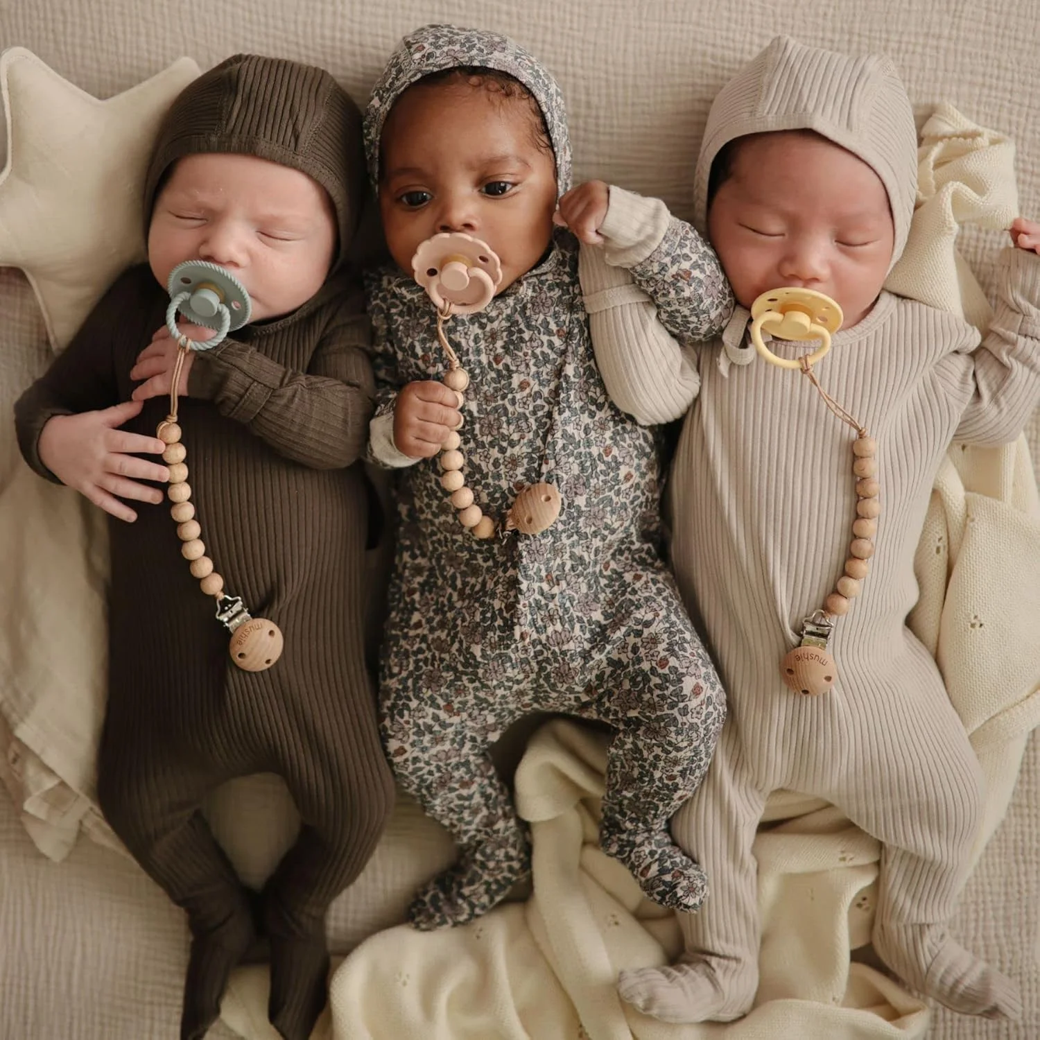 پستانک لاتکس FRIGG طرح گل آفتابگردان | بسته 2 عددی | پستانک لاستیکی طبیعی طرح گل آفتابگردان | سرپستانک متقارن به شکل گیلاس | فاقد BPA | ساخت دانمارک | پستانک لاتکس | صورتی پاستیلی/یاسی ملایم - سایز 2 (6-18 ماه) پستانک لاتکس FRIGG طرح گل آفتابگردان | بسته 2 عددی | پستانک لاستیکی طبیعی طرح گل آفتابگردان | سرپستانک متقارن به شکل گیلاس | فاقد BPA | ساخت دانمارک | پستانک لاتکس | صورتی پاستیلی/یاسی ملایم - سایز 2 (6-18 ماه)