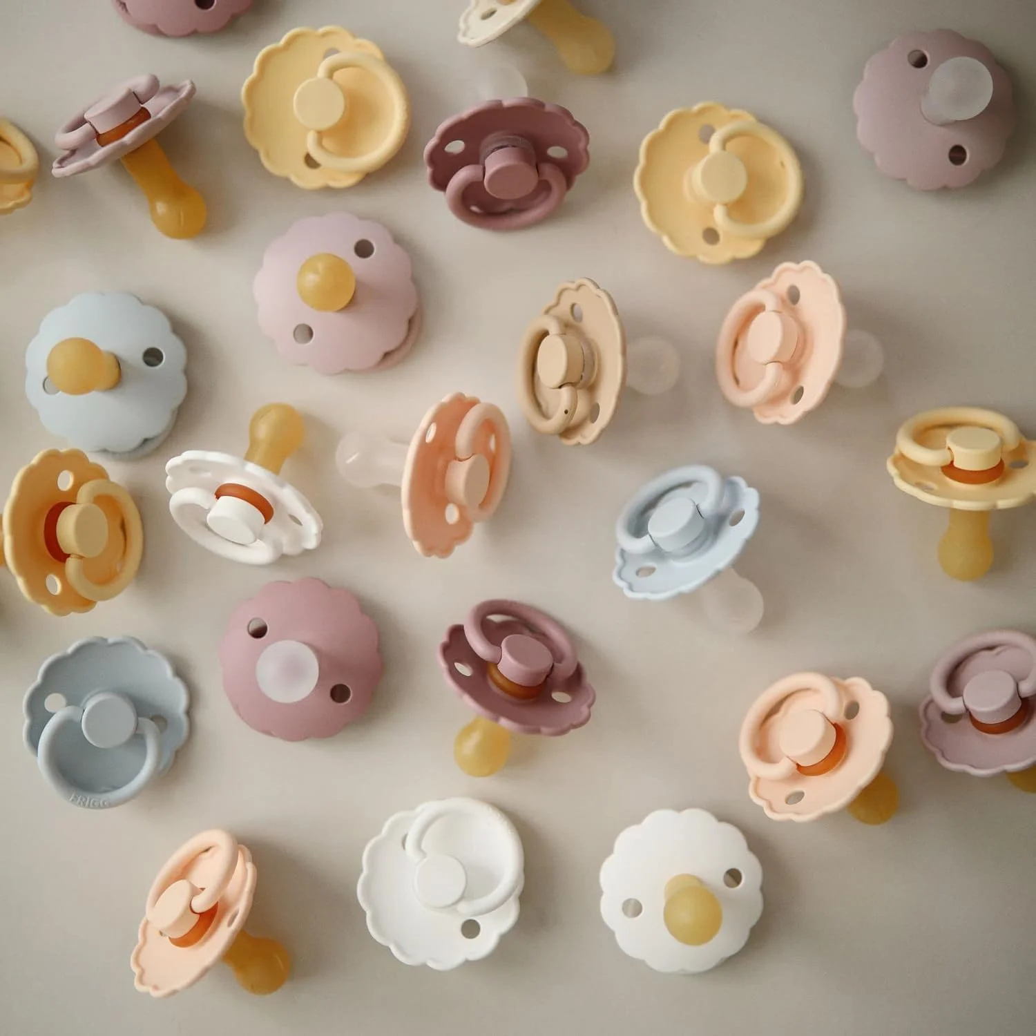 پستانک لاتکس FRIGG طرح گل آفتابگردان | بسته 2 عددی | پستانک لاستیکی طبیعی طرح گل آفتابگردان | سرپستانک متقارن به شکل گیلاس | فاقد BPA | ساخت دانمارک | پستانک لاتکس | صورتی پاستیلی/یاسی ملایم - سایز 2 (6-18 ماه) پستانک لاتکس FRIGG طرح گل آفتابگردان | بسته 2 عددی | پستانک لاستیکی طبیعی طرح گل آفتابگردان | سرپستانک متقارن به شکل گیلاس | فاقد BPA | ساخت دانمارک | پستانک لاتکس | صورتی پاستیلی/یاسی ملایم - سایز 2 (6-18 ماه)