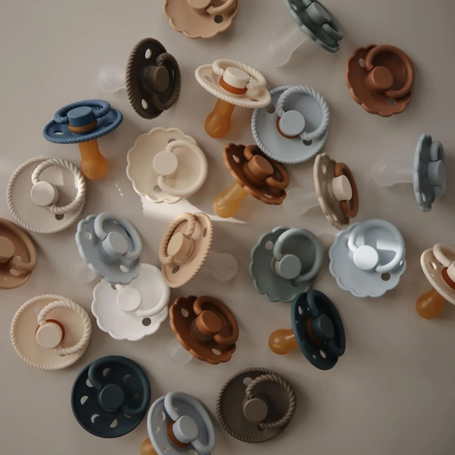 پستانک لاتکس FRIGG مدل Moon Phase | بسته 2 عددی | پستانک لاستیکی طبیعی Moon | سر پستانکی گیلاسی شکل | فاقد BPA | ساخت دانمارک | پستانک لاتکس | آبی پودری/طوسی - سایز 2 (6-18 ماه) پستانک لاتکس FRIGG مدل Moon Phase | بسته 2 عددی | پستانک لاستیکی طبیعی Moon | سر پستانکی گیلاسی شکل | فاقد BPA | ساخت دانمارک | پستانک لاتکس | آبی پودری/طوسی - سایز 2 (6-18 ماه)