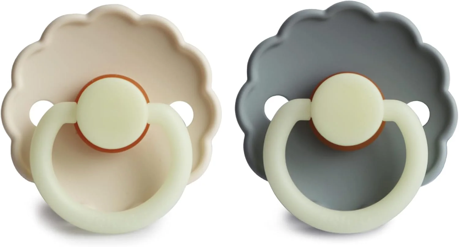 پستانک لاتکس شبانه FRIGG طرح گل بابونه مناسب 6 تا 18 ماهگی | پستانک های آرامش بخش با سیستم Click-Lock | بسته 2 عددی پستانک لاستیک طبیعی | ایمن برای مواد غذایی با ظرافت همیشگی - کرم/خاکستری فرانسوی