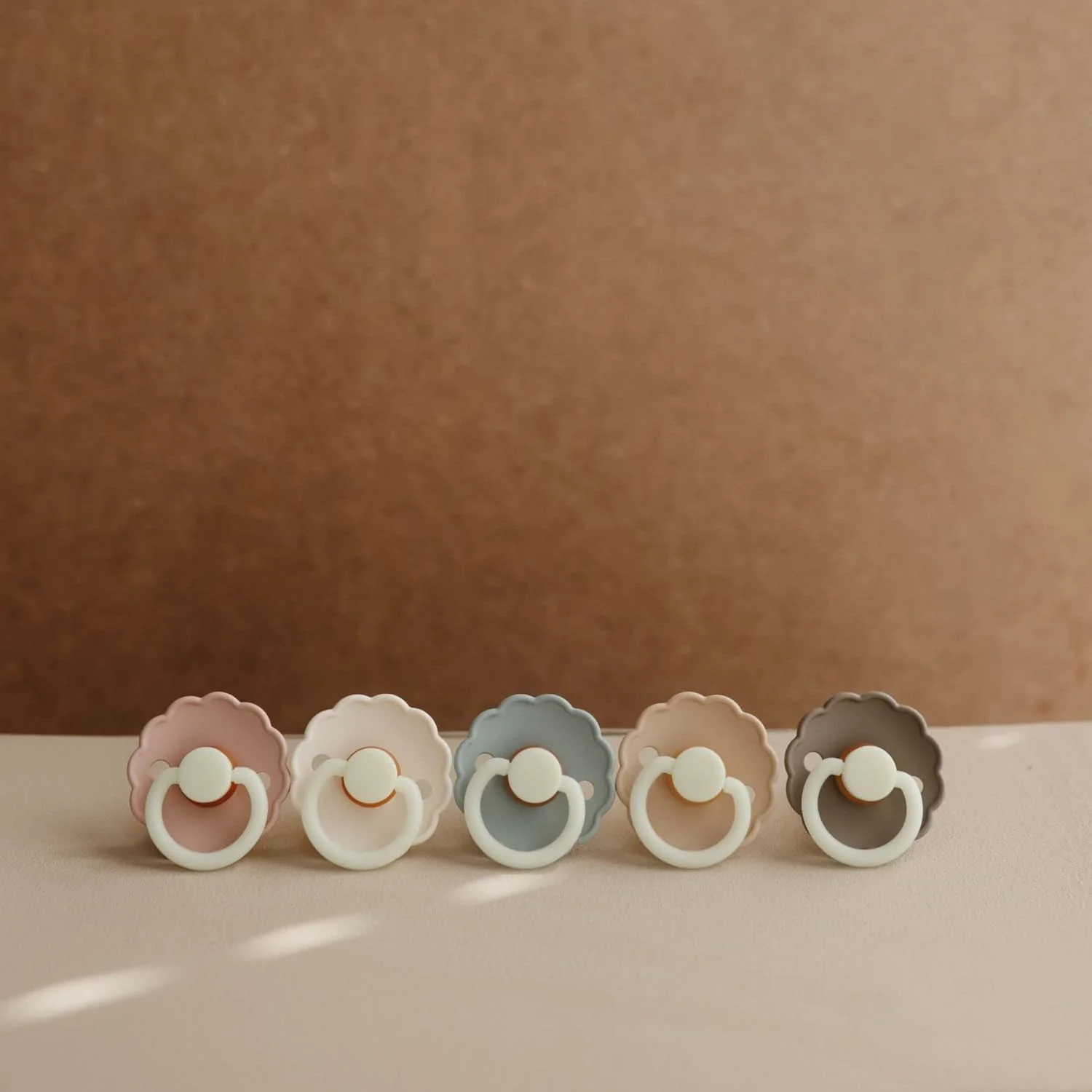 پستانک لاتکس شبانه FRIGG طرح گل بابونه مناسب 6 تا 18 ماهگی | پستانک های آرامش بخش با سیستم Click-Lock | بسته 2 عددی پستانک لاستیک طبیعی | ایمن برای مواد غذایی با ظرافت همیشگی - کرم/خاکستری فرانسوی