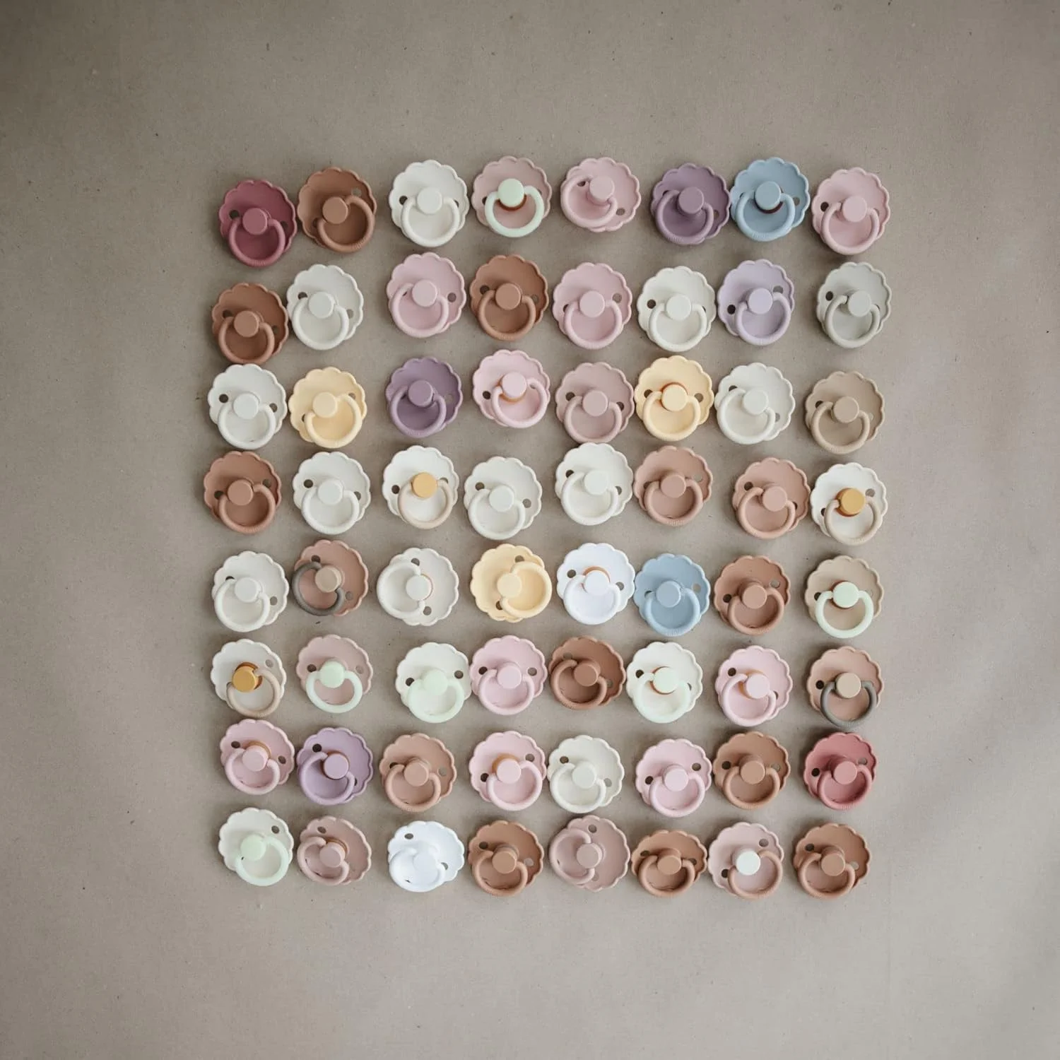 پستانک لاتکس FRIGG Daisy | بسته 2 عددی | پستانک لاستیکی طبیعی Daisy Block | سرپستانک گیلاسی متقارن | فاقد BPA | ساخت دانمارک | پستانک لاتکس | Aurora/سفید روشن - سایز 2 (6-18 ماه) پستانک لاتکس FRIGG Daisy | بسته 2 عددی | پستانک لاستیکی طبیعی Daisy Block | سرپستانک گیلاسی متقارن | فاقد BPA | ساخت دانمارک | پستانک لاتکس | Aurora/سفید روشن - سایز 2 (6-18 ماه)