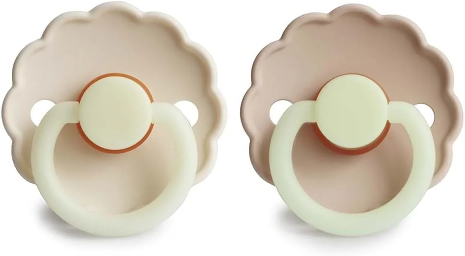 پستانک ارتودنسی نوزاد FRIGG مدل Daisy از جنس لاتکس، سایز 2 (مناسب 6 تا 18 ماه) - بسته 2 عددی، رنگ کرم شب/کروسان شب پستانک ارتودنسی نوزاد FRIGG مدل Daisy از جنس لاتکس، سایز 2 (مناسب 6 تا 18 ماه) - بسته 2 عددی، رنگ کرم شب/کروسان شب