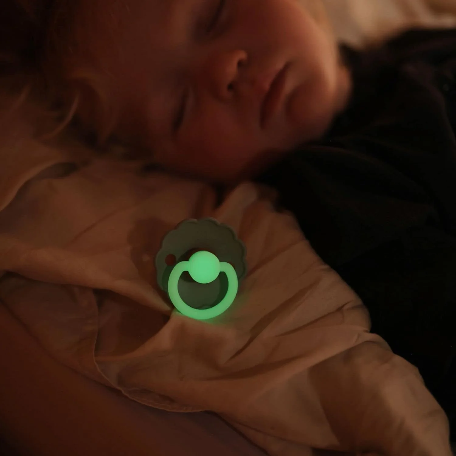 پستانک لاتکس شبانه FRIGG طرح گل بابونه مناسب 6 تا 18 ماهگی | پستانک های آرامش بخش با سیستم Click-Lock | بسته 2 عددی پستانک لاستیک طبیعی | ایمن برای مواد غذایی با ظرافت همیشگی - کرم/خاکستری فرانسوی