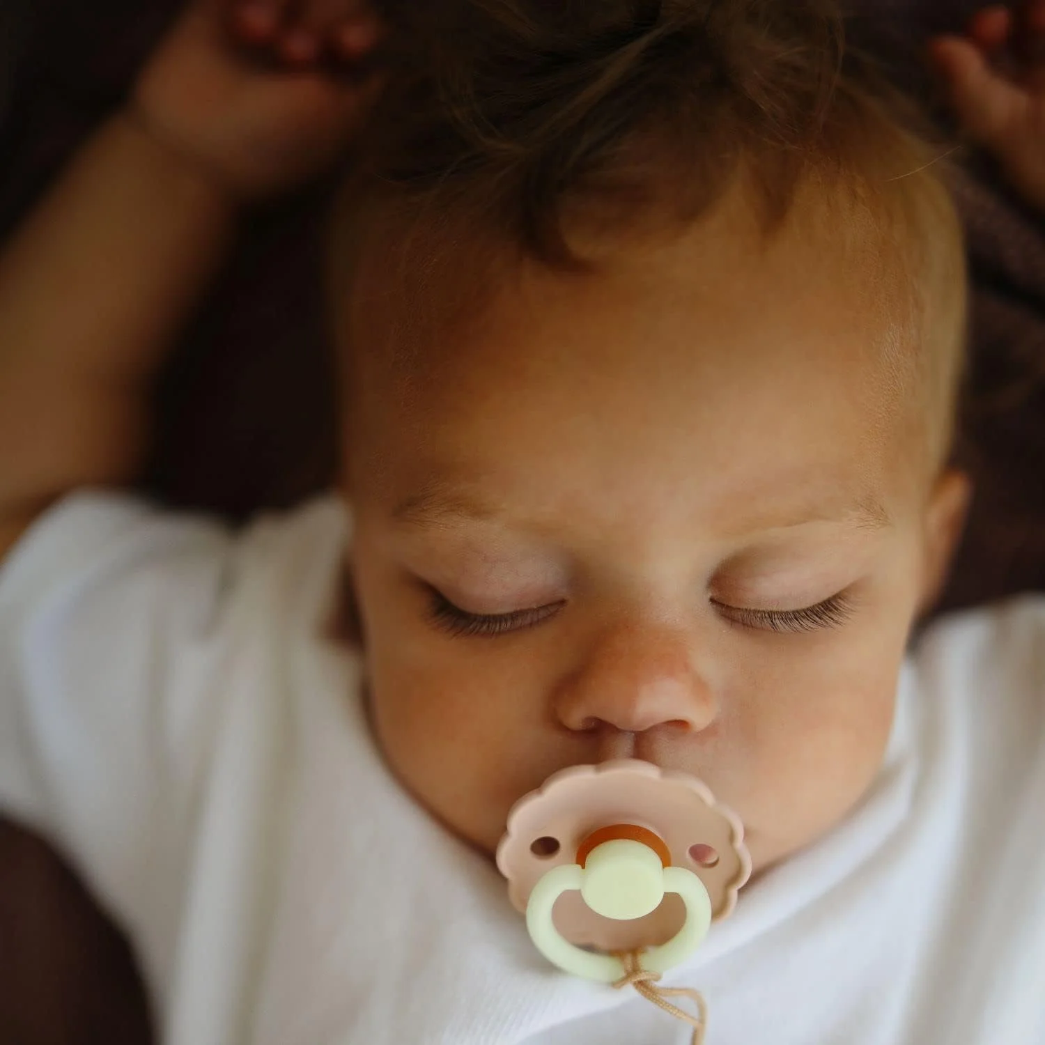 پستانک ارتودنسی نوزاد FRIGG مدل Daisy از جنس لاتکس، سایز 2 (مناسب 6 تا 18 ماه) - بسته 2 عددی، رنگ کرم شب/کروسان شب پستانک ارتودنسی نوزاد FRIGG مدل Daisy از جنس لاتکس، سایز 2 (مناسب 6 تا 18 ماه) - بسته 2 عددی، رنگ کرم شب/کروسان شب