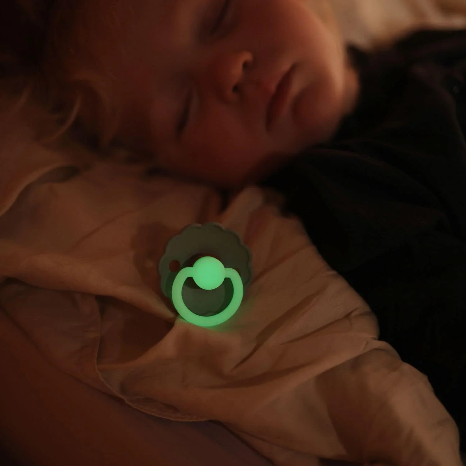 پستانک ارتودنسی نوزاد FRIGG مدل Daisy از جنس لاتکس، سایز 2 (مناسب 6 تا 18 ماه) - بسته 2 عددی، رنگ کرم شب/کروسان شب پستانک ارتودنسی نوزاد FRIGG مدل Daisy از جنس لاتکس، سایز 2 (مناسب 6 تا 18 ماه) - بسته 2 عددی، رنگ کرم شب/کروسان شب