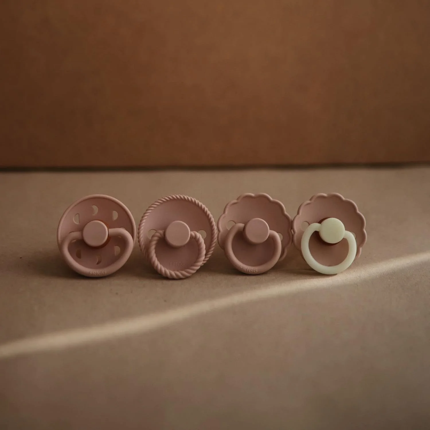 پستانک لاتکس شبانه FRIGG طرح گل بابونه مناسب 6 تا 18 ماهگی | پستانک های آرامش بخش با سیستم Click-Lock | بسته 2 عددی پستانک لاستیک طبیعی | ایمن برای مواد غذایی با ظرافت همیشگی - کرم/خاکستری فرانسوی