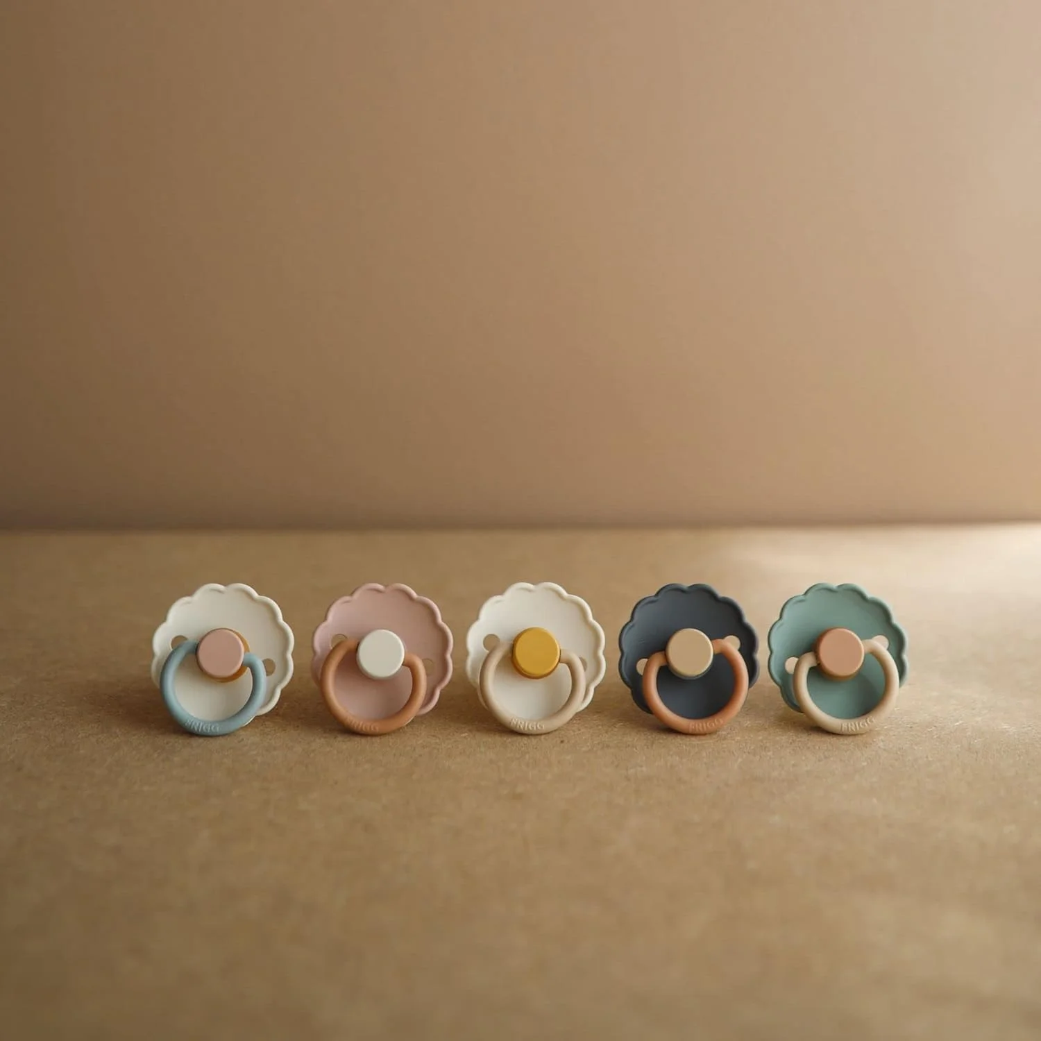 پستانک لاتکس FRIGG Daisy | بسته 2 عددی | پستانک لاستیکی طبیعی Daisy Block | سرپستانک گیلاسی متقارن | فاقد BPA | ساخت دانمارک | پستانک لاتکس | Aurora/سفید روشن - سایز 2 (6-18 ماه) پستانک لاتکس FRIGG Daisy | بسته 2 عددی | پستانک لاستیکی طبیعی Daisy Block | سرپستانک گیلاسی متقارن | فاقد BPA | ساخت دانمارک | پستانک لاتکس | Aurora/سفید روشن - سایز 2 (6-18 ماه)