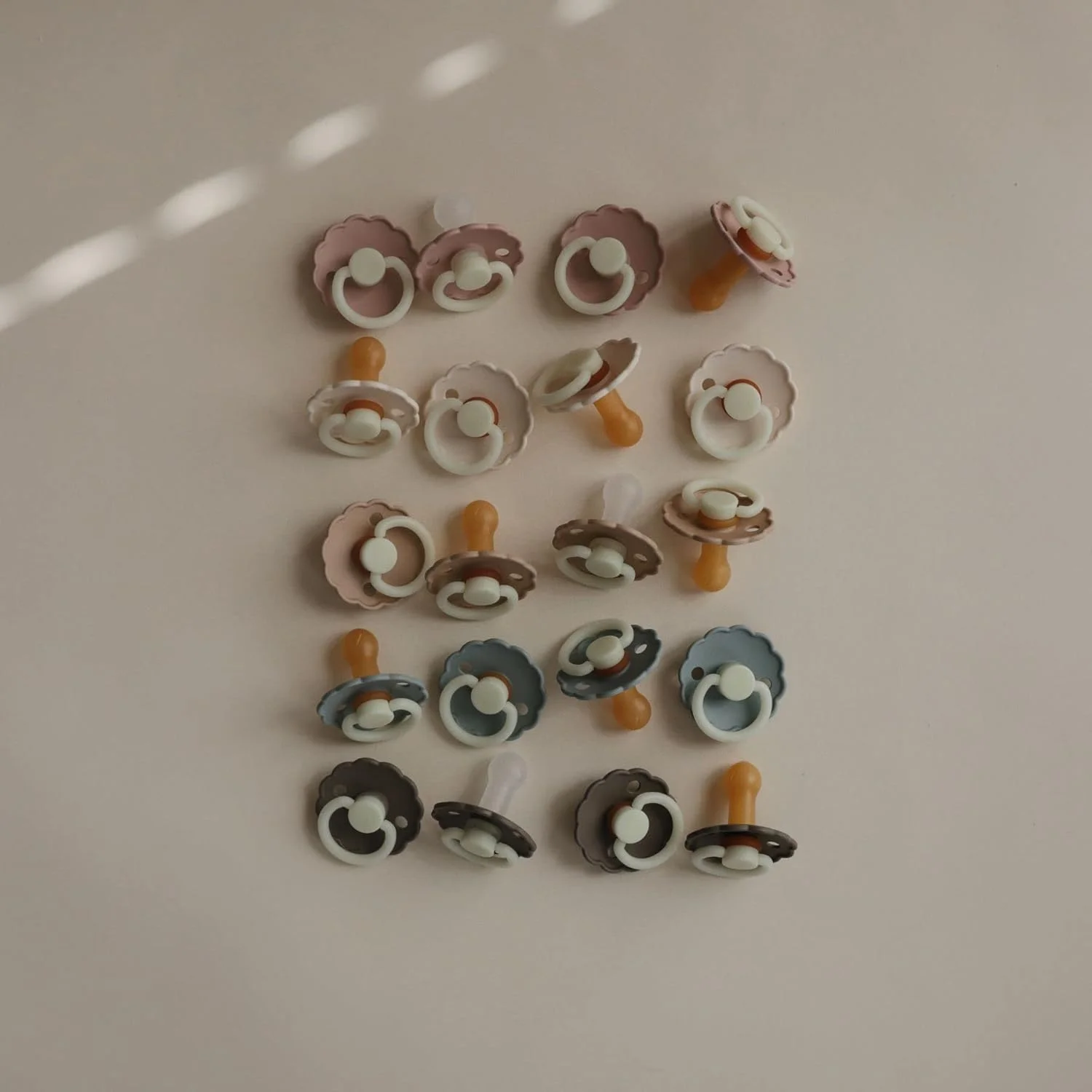 پستانک لاتکس شبانه FRIGG طرح گل بابونه مناسب 6 تا 18 ماهگی | پستانک های آرامش بخش با سیستم Click-Lock | بسته 2 عددی پستانک لاستیک طبیعی | ایمن برای مواد غذایی با ظرافت همیشگی - کرم/خاکستری فرانسوی