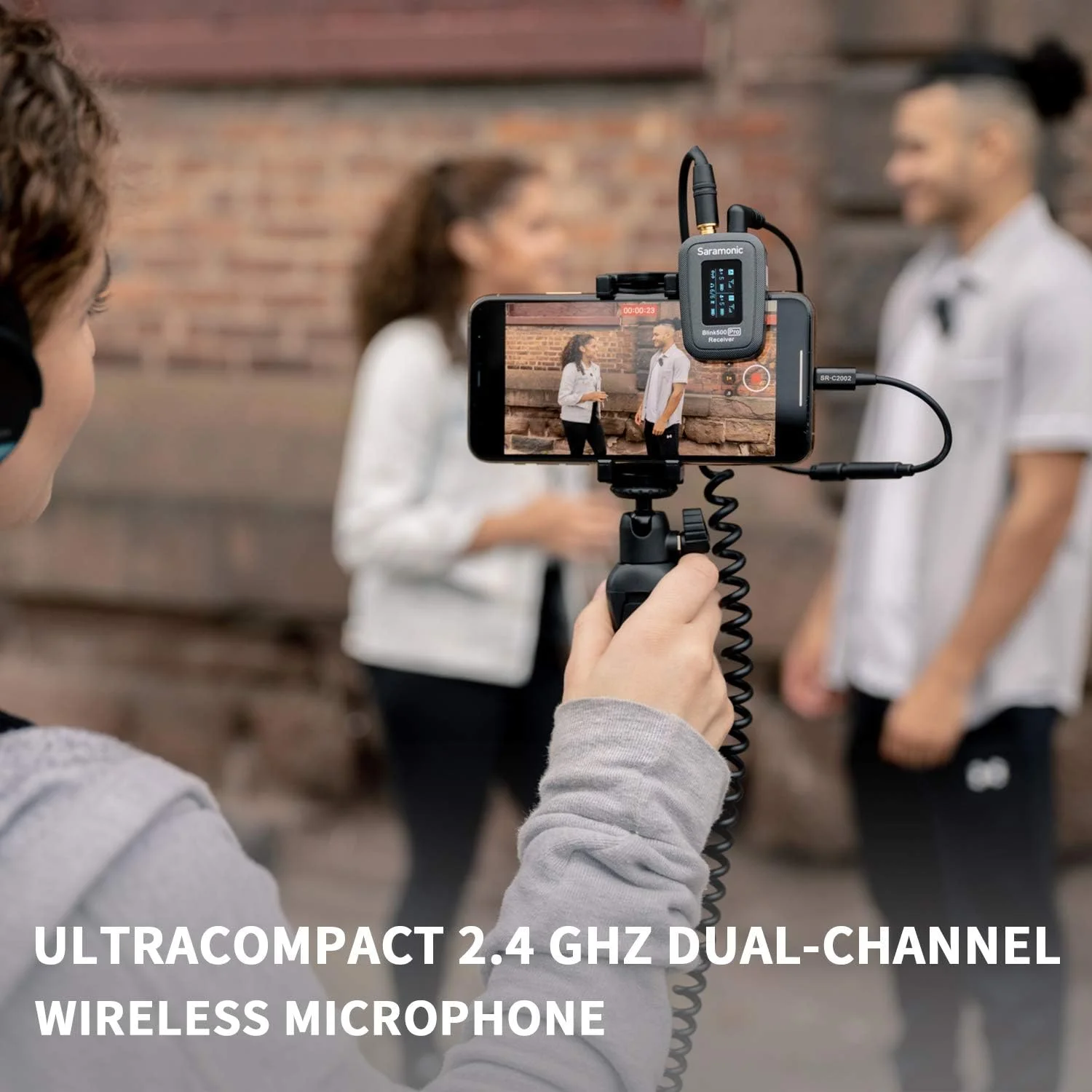 میکروفون یقه ای بی سیم سارامونیک مدل 2021 Blink500 Pro B1 با جعبه شارژ، نمایشگر OLED و خروجی هدفون 3.5 میلی متری برای دوربین های DSLR، دوربین های فیلمبرداری، تلفن های هوشمند، تبلت ها، کامپیوترها، یوتیوب و فیس بوک لایو