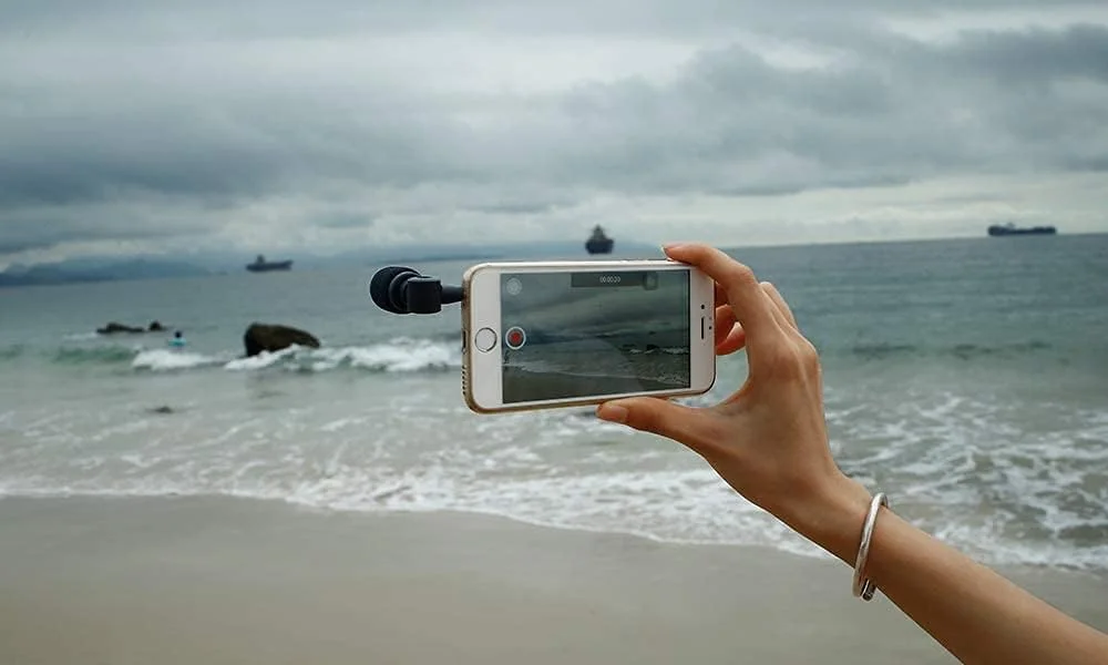 میکروفون کاندنسر کوچک و انعطاف پذیر Saramonic SmartMic برای گوشی های هوشمند، میکروفون ولاگینگ برای آیفون و ویدیوهای یوتیوب، میکروفون برای iOS اپل آیفون 7 7s 8 X 11 6 6s آیپد و گوشی اندروید