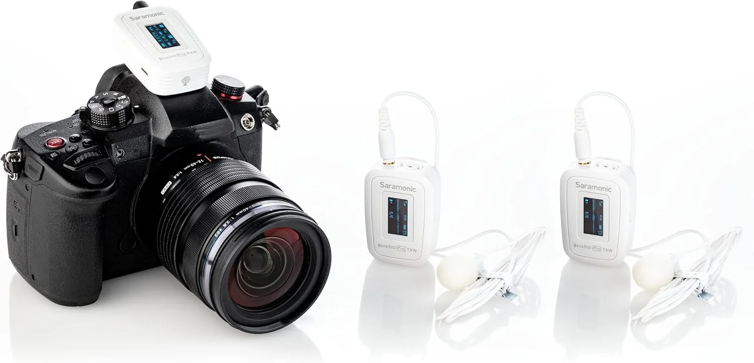 سیستم میکروفون بی‌سیم دو نفره گیره‌ای سارامونیک Snow White Advanced 2.4 GHz با میکروفون‌های یقه‌ای برای دوربین‌ها، دستگاه‌های موبایل و موارد دیگر (Blink 500 Pro B2 Snow White) (BLINK500PROB2W)
