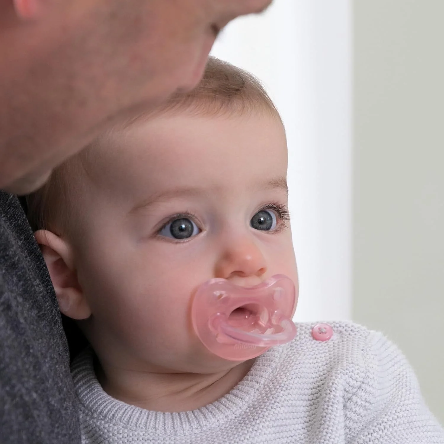 پستانک یک تکه 100% سیلیکونی نرم چیکو PhysioForma برای نوزادان 0-6 ماه | فاقد BPA و لاتکس | جعبه قابل استفاده مجدد | صورتی ملایم، 2 عددی