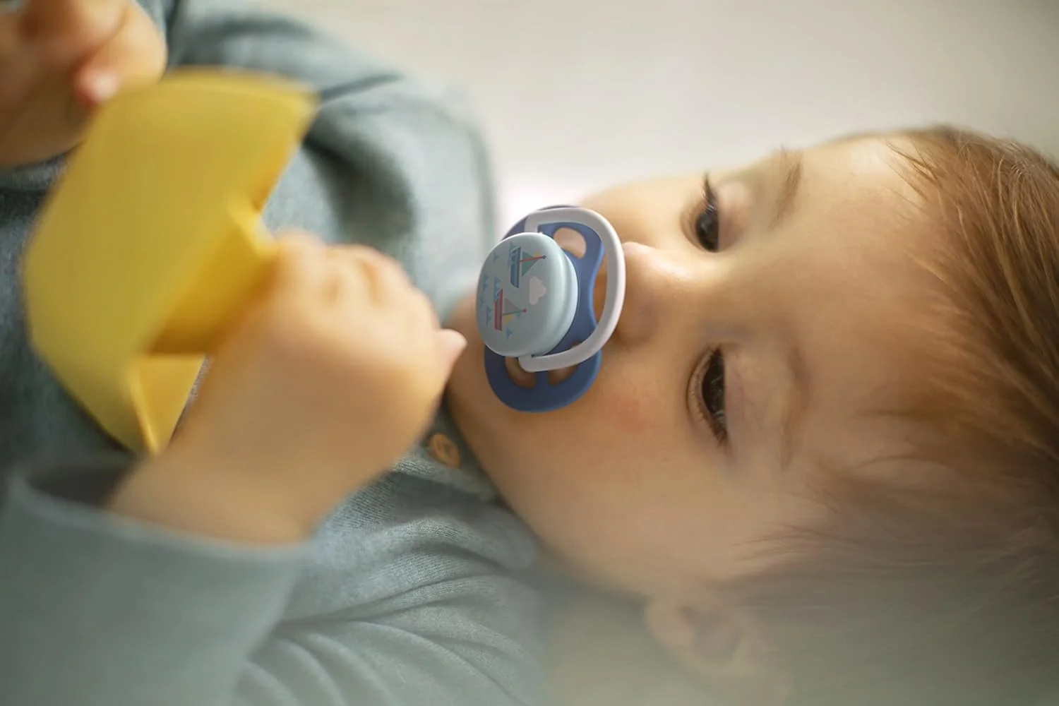 پستانک الترا ایر اونت فیلیپس، مناسب 6 تا 18 ماه، ارتودنسی و فاقد BPA، به همراه جعبه استریل/حمل، 2 عدد (مدل SCF080/03) پستانک الترا ایر اونت فیلیپس، مناسب 6 تا 18 ماه، ارتودنسی و فاقد BPA، به همراه جعبه استریل/حمل، 2 عدد (مدل SCF080/03)