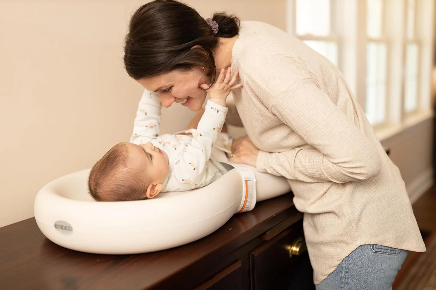 تشک تعویض پوشک کودک کیکارو مدل Peanut Changer Baby Vanilla - محصول اصلی ساخت آمریکا، پد تعویض آسان تمیز شونده و تنها پوسته روی فوم، کاملا نفوذ ناپذیر در برابر مایعات تشک تعویض پوشک کودک کیکارو مدل Peanut Changer Baby Vanilla - محصول اصلی ساخت آمریکا، پد تعویض آسان تمیز شونده و تنها پوسته روی فوم، کاملا نفوذ ناپذیر در برابر مایعات